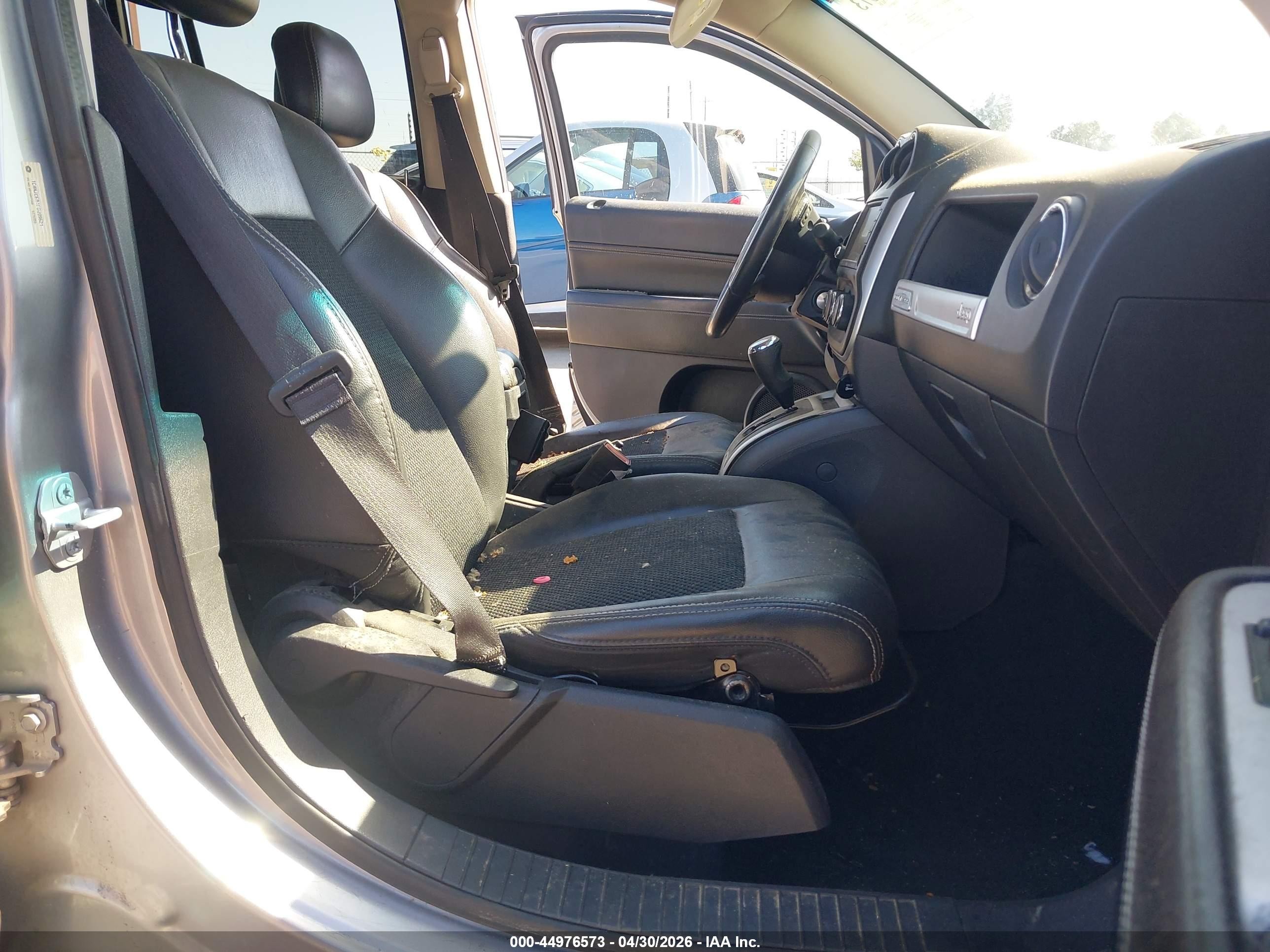2015 Jeep Compass Latitude Silver vin: 1C4NJCEB1FD209621