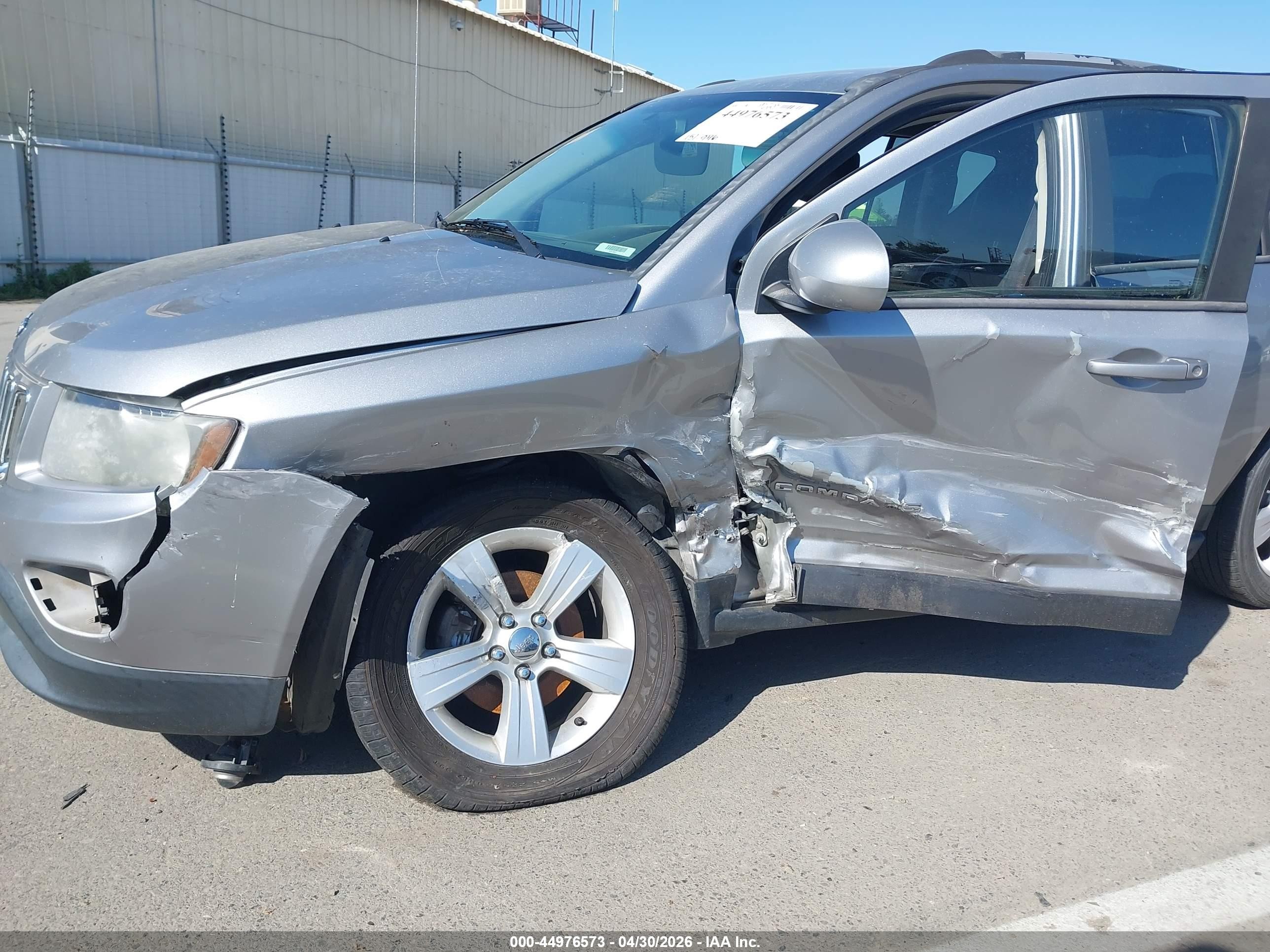 2015 Jeep Compass Latitude Silver vin: 1C4NJCEB1FD209621