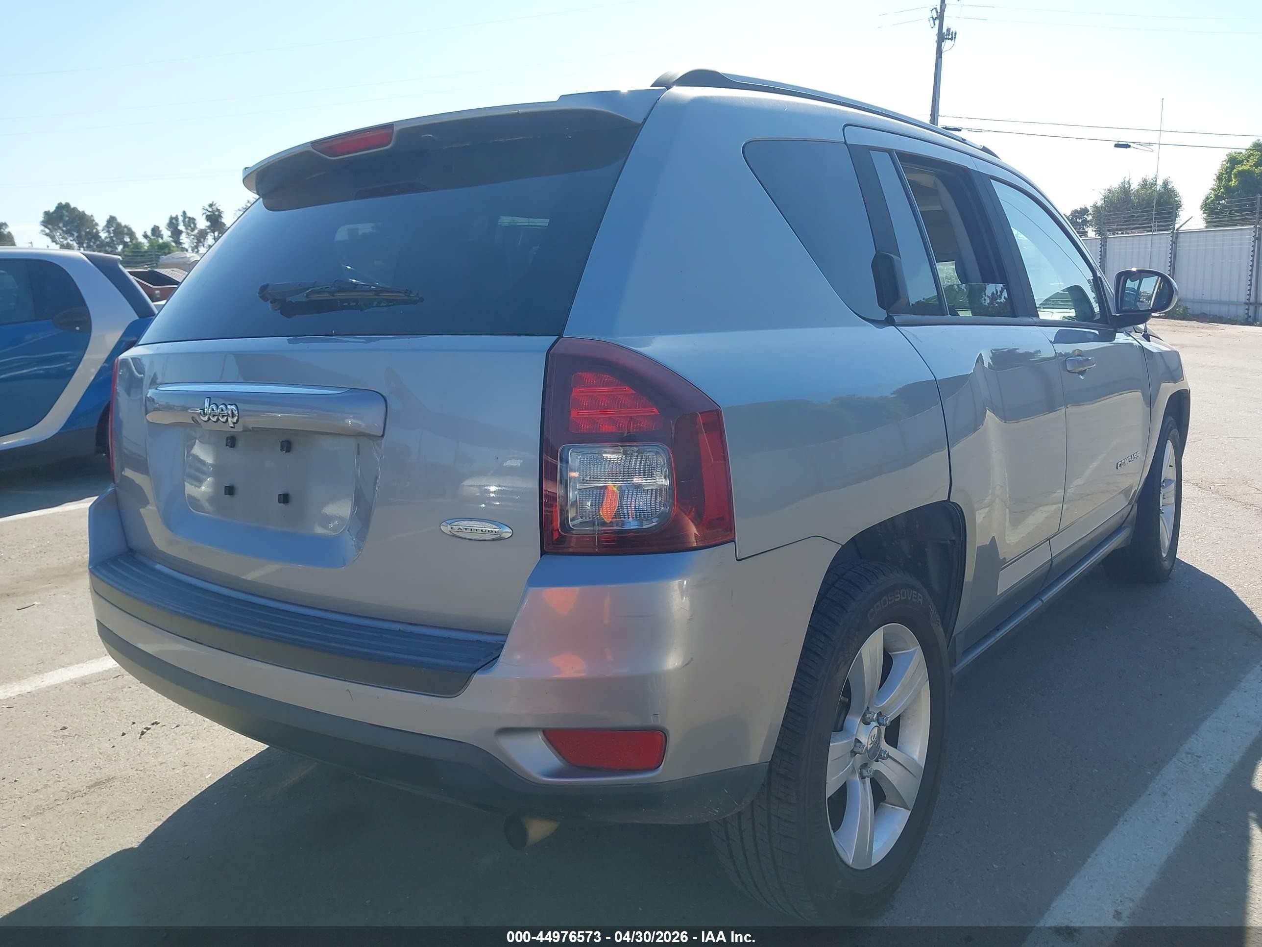 2015 Jeep Compass Latitude Silver vin: 1C4NJCEB1FD209621