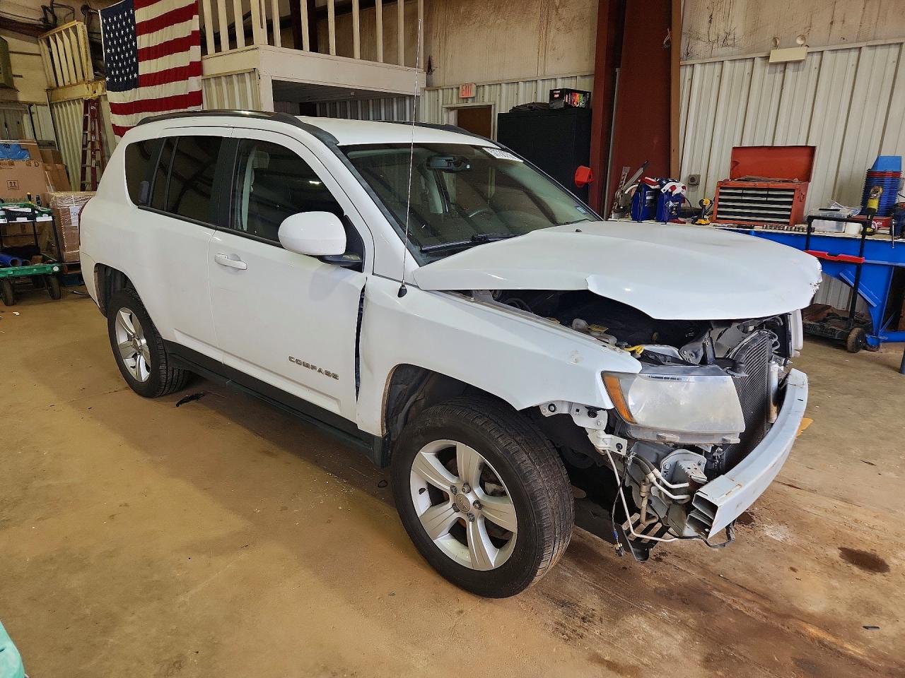 2014 Jeep Compass Latitude White vin: 1C4NJCEB2ED690350