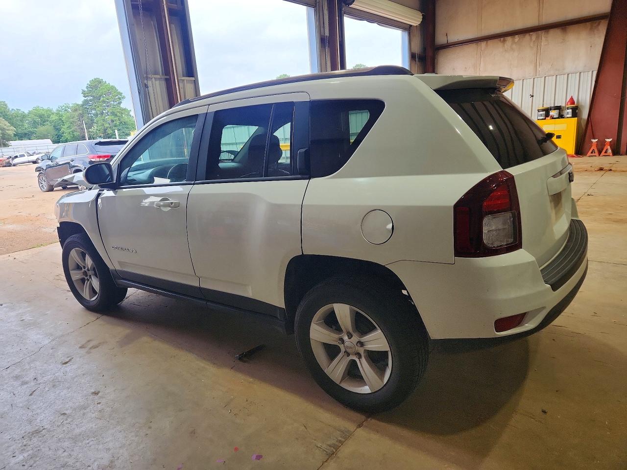 2014 Jeep Compass Latitude White vin: 1C4NJCEB2ED690350