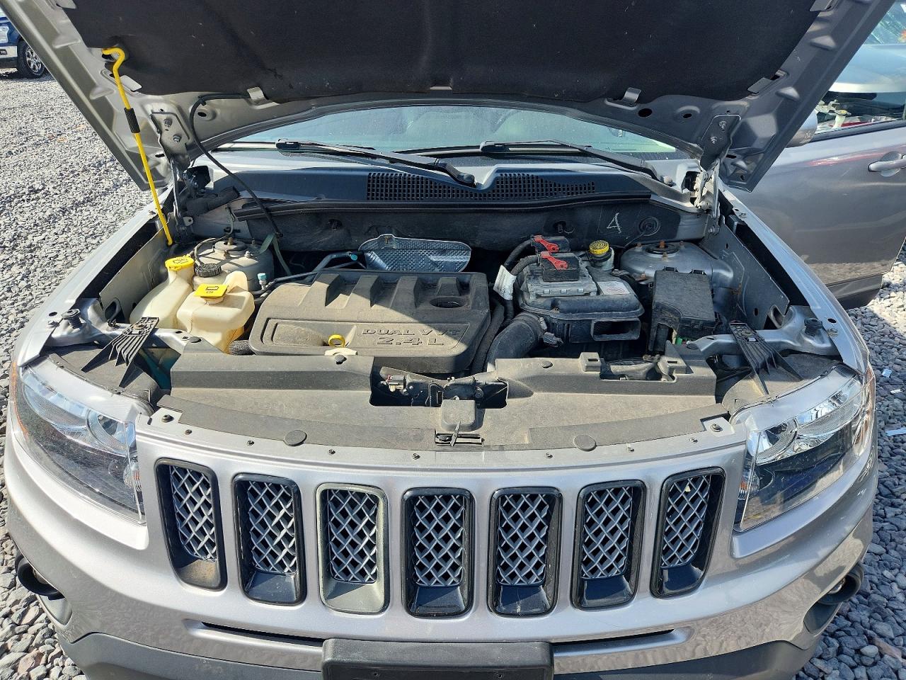2014 Jeep Compass Latitude Серебряный vin: 1C4NJCEB4ED830544