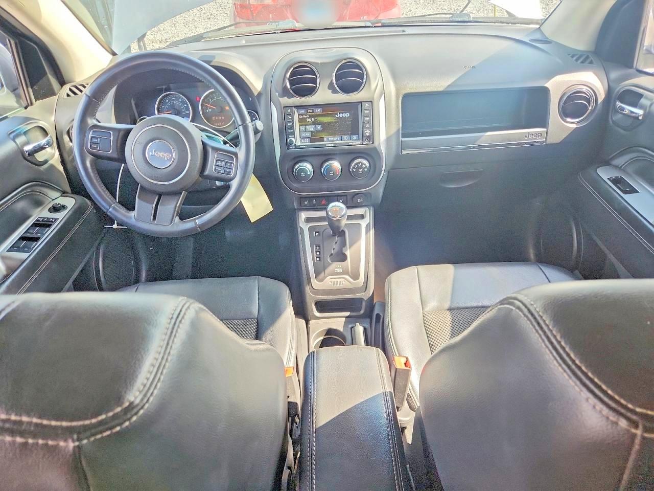 2014 Jeep Compass Latitude Серебряный vin: 1C4NJCEB4ED830544
