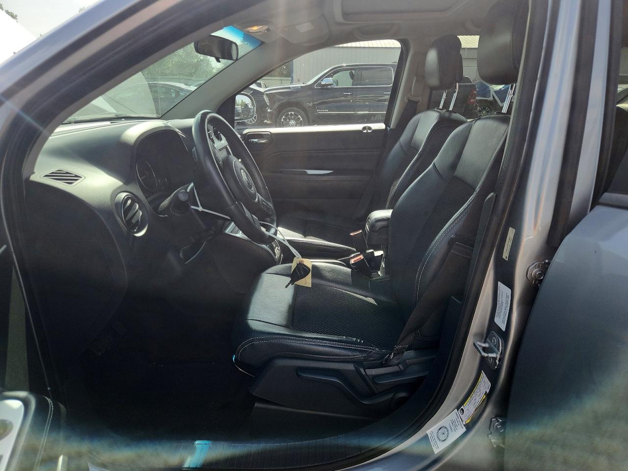 2014 Jeep Compass Latitude Серебряный vin: 1C4NJCEB4ED830544