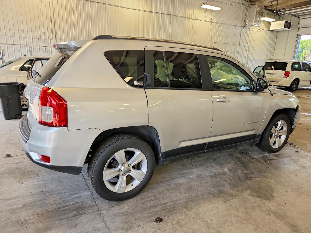 2012 Jeep Compass Latitude Серебряный vin: 1C4NJCEB5CD602288