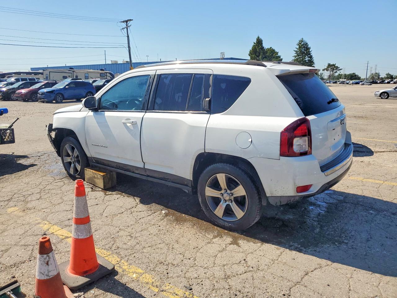 2017 Jeep Compass Latitude White vin: 1C4NJCEB7HD156023