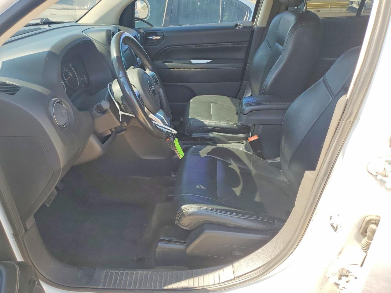 2017 Jeep Compass Latitude White vin: 1C4NJCEB7HD156023