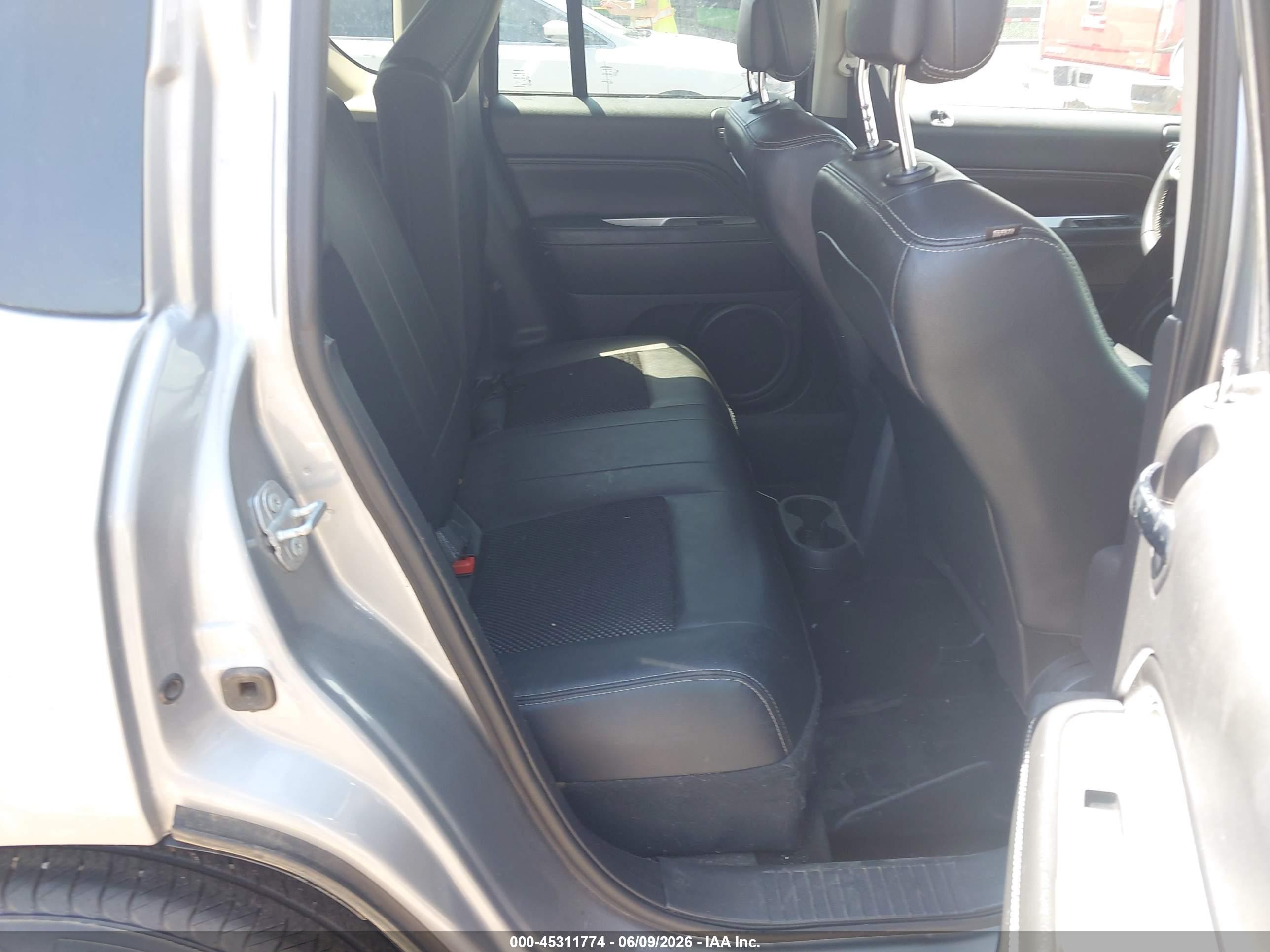 2017 Jeep Compass Latitude Fwd Gray vin: 1C4NJCEB7HD206564