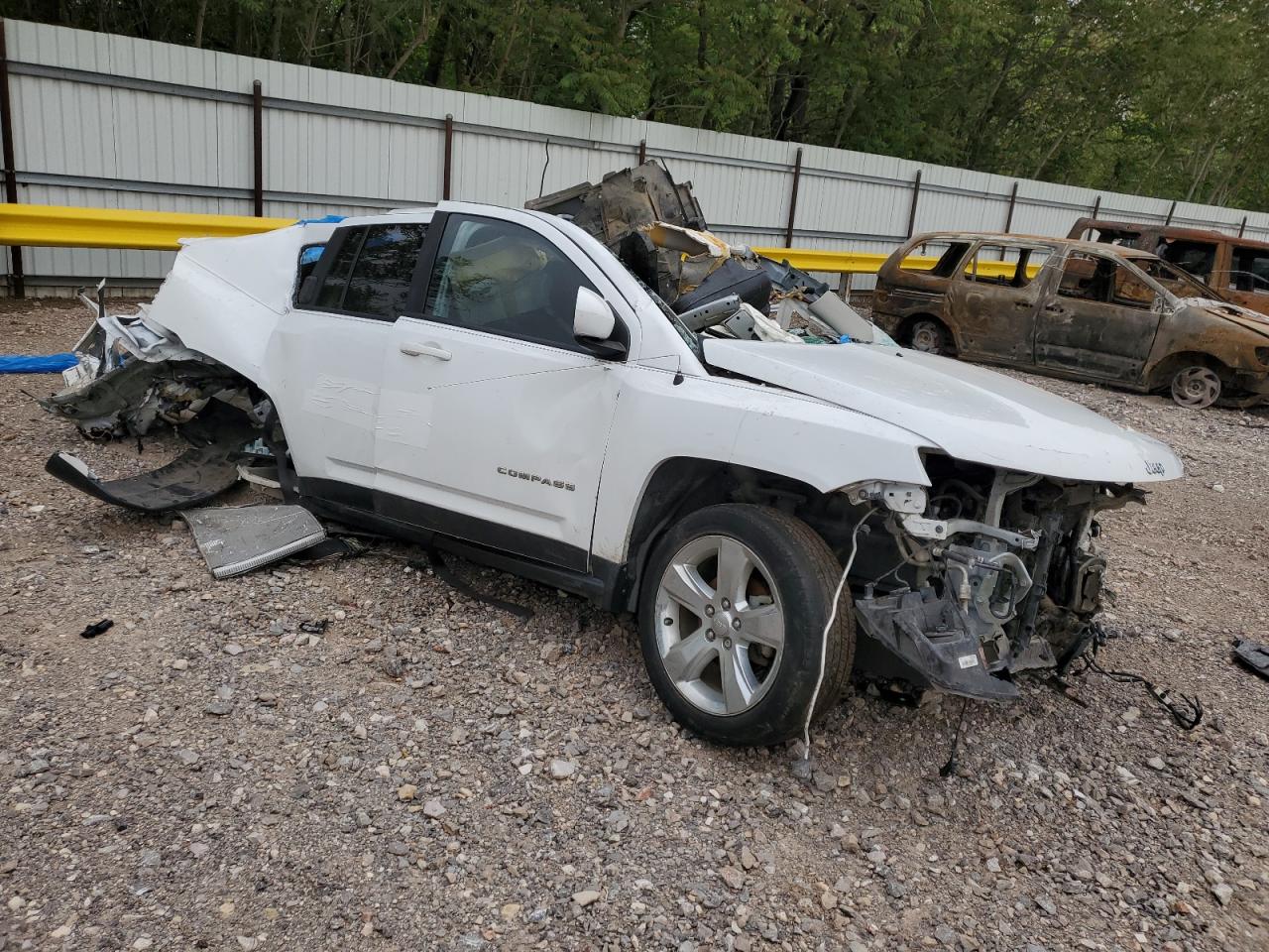 2016 Jeep Compass White vin: 1C4NJCEB9GD727655