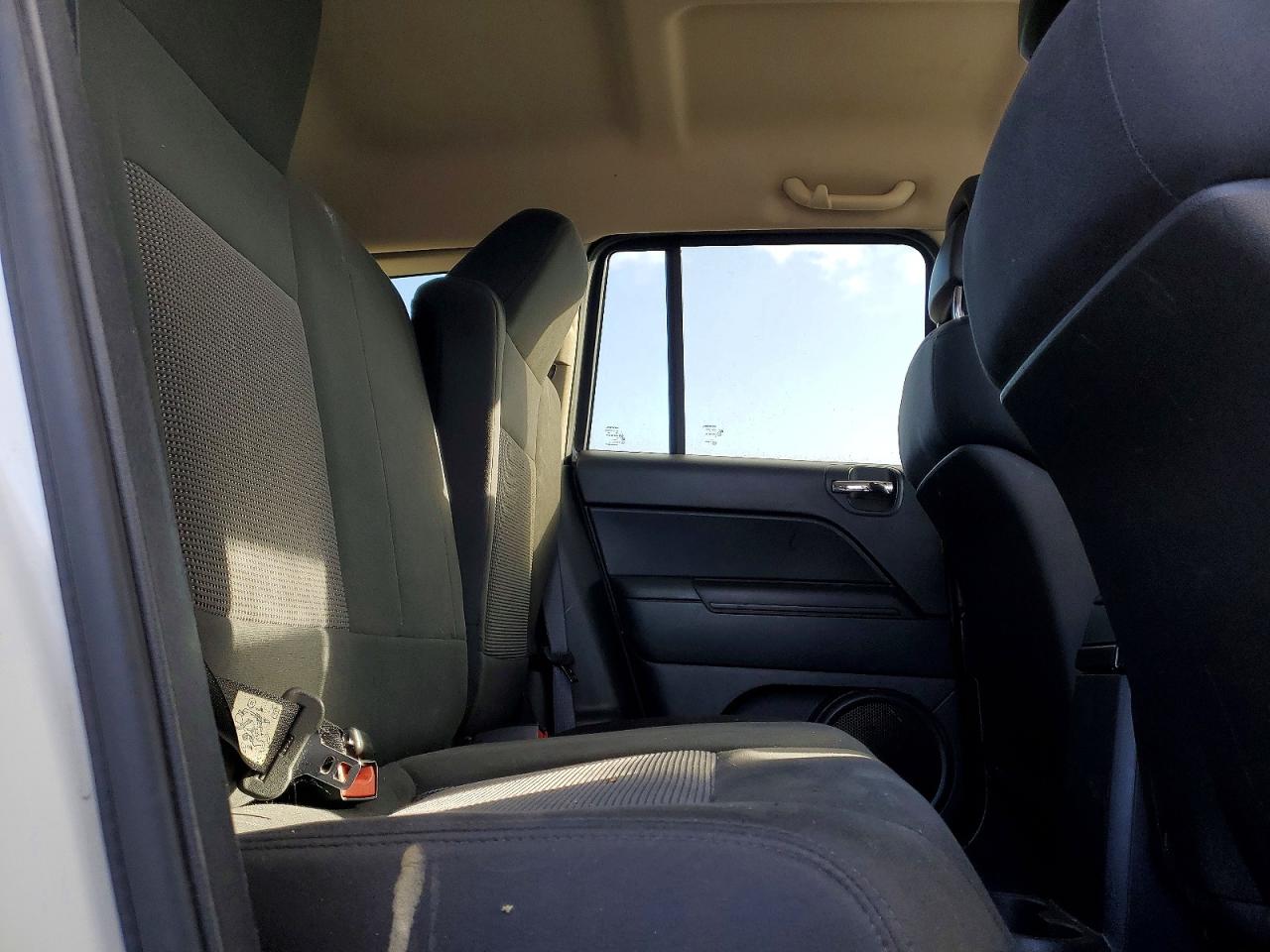 2013 Jeep Compass White vin: 1C4NJDEB0DD140410