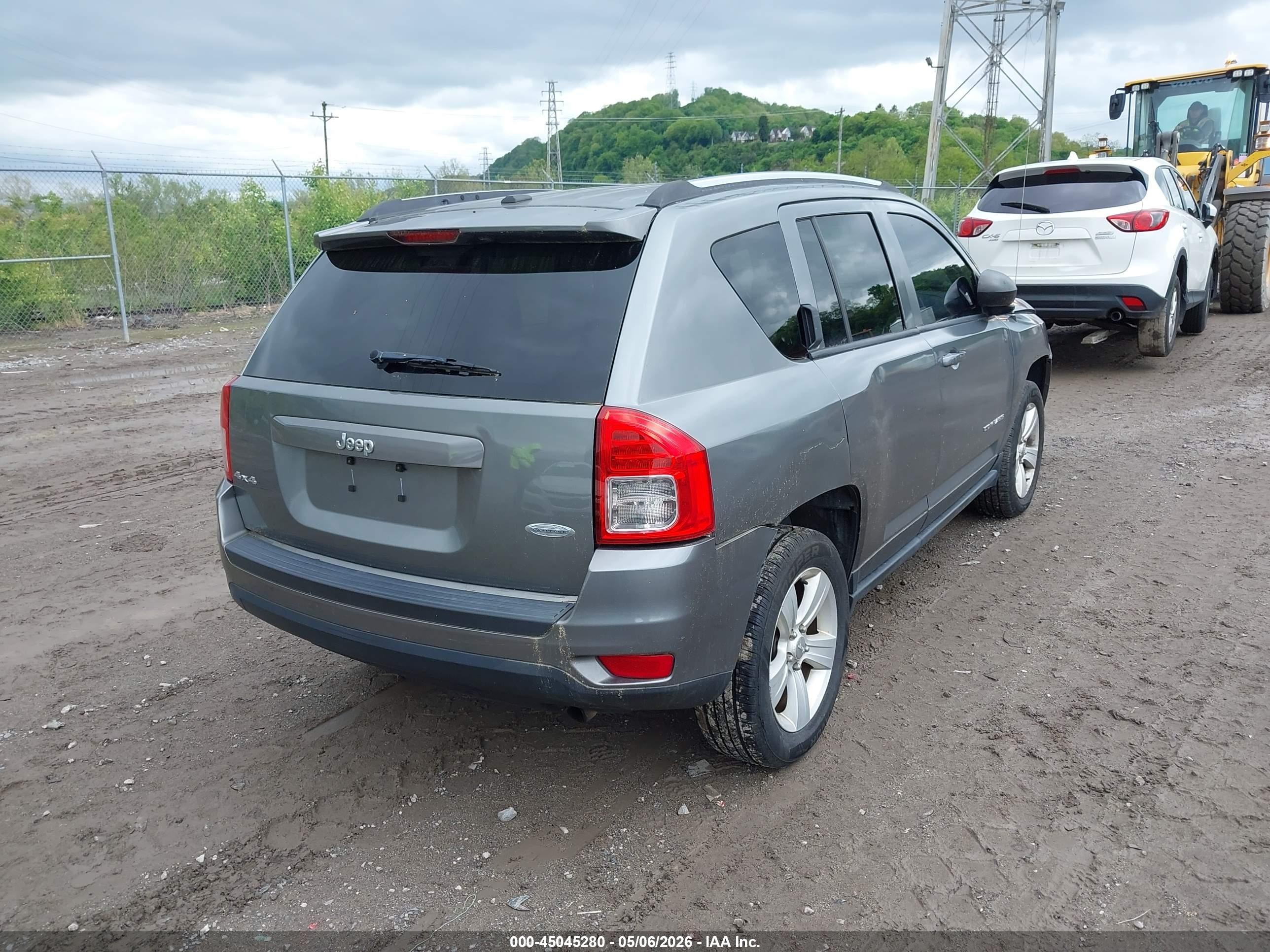 2013 Jeep Compass Latitude Серебряный vin: 1C4NJDEB0DD221987