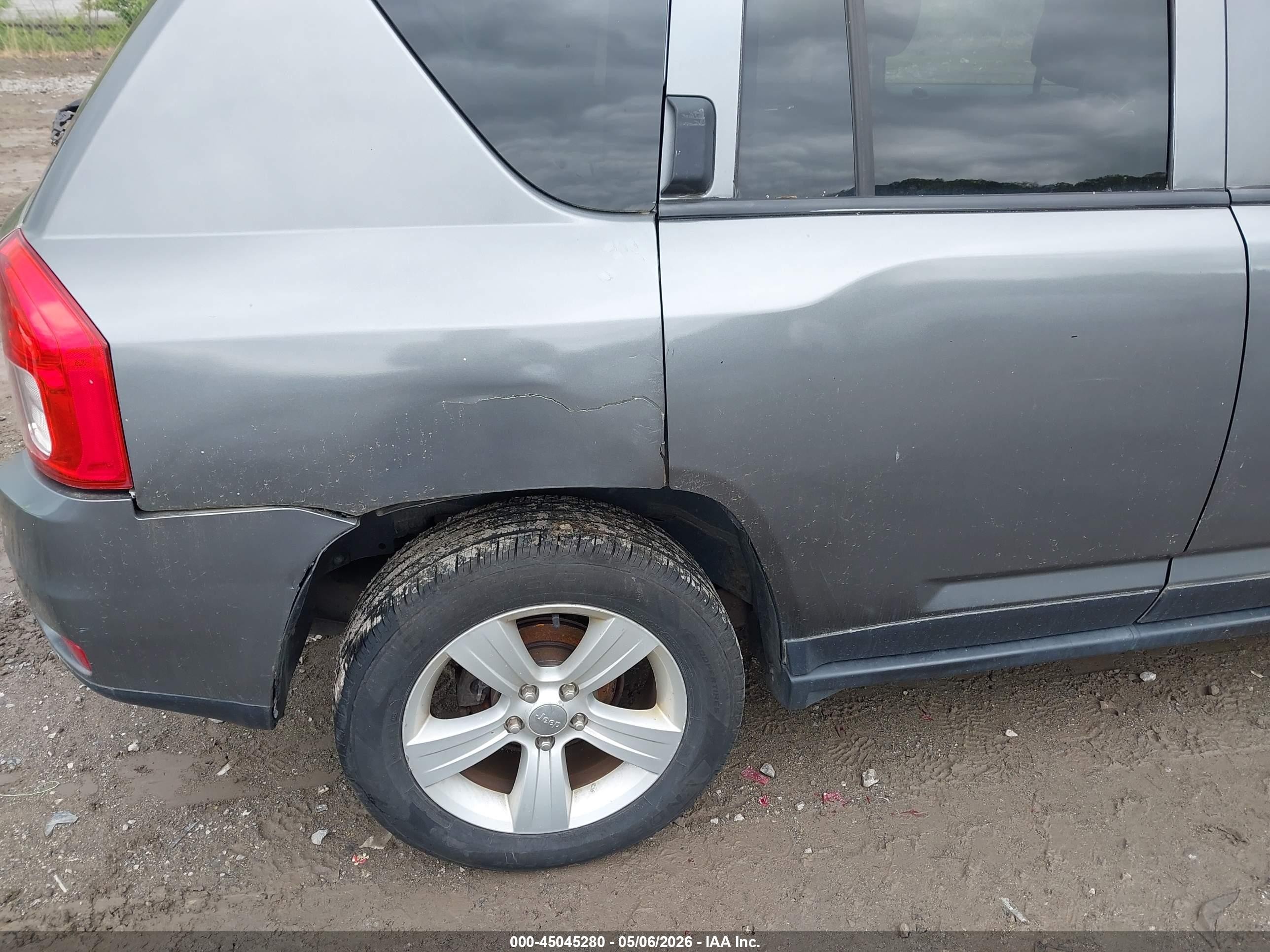 2013 Jeep Compass Latitude Серебряный vin: 1C4NJDEB0DD221987