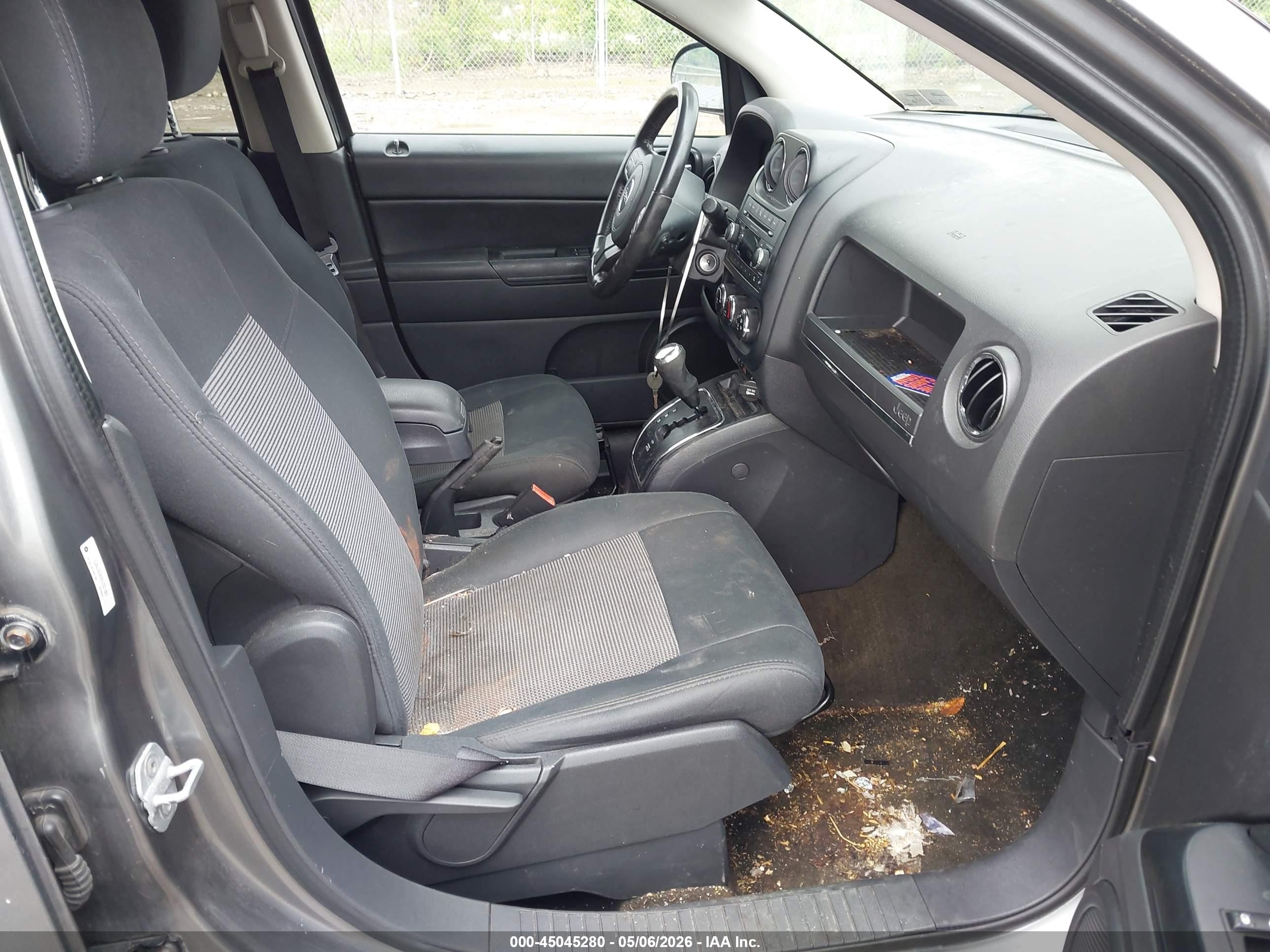 2013 Jeep Compass Latitude Серебряный vin: 1C4NJDEB0DD221987