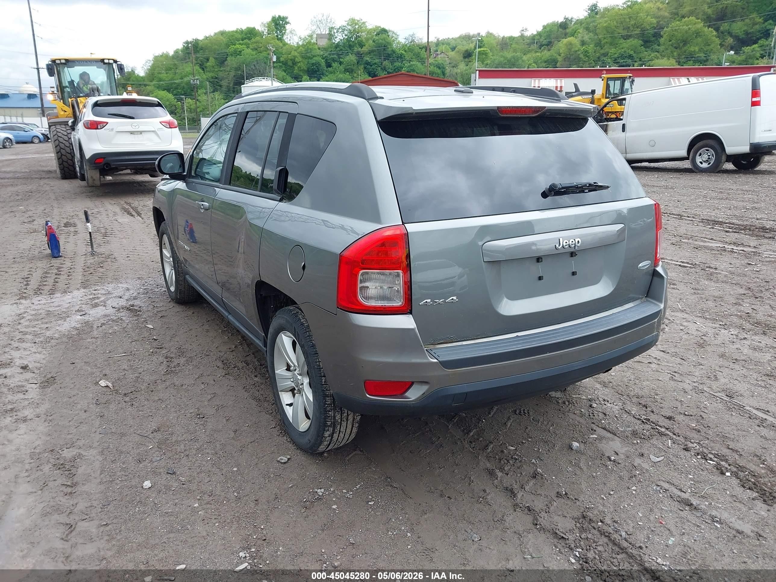 2013 Jeep Compass Latitude Серебряный vin: 1C4NJDEB0DD221987
