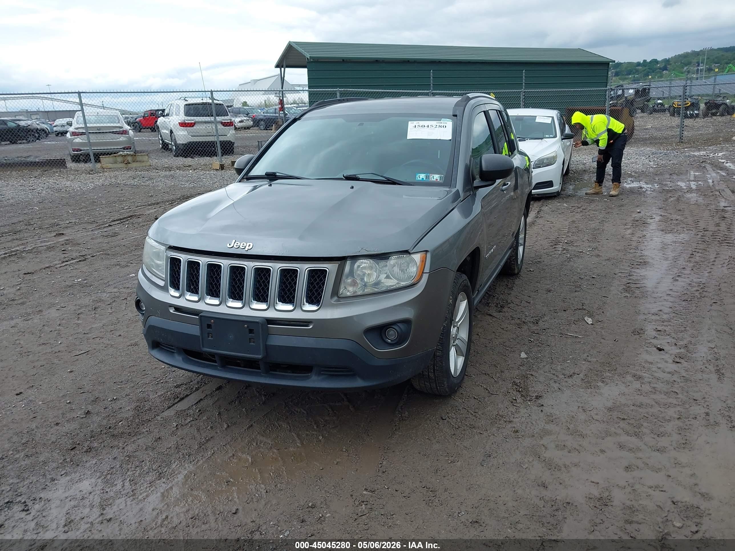 2013 Jeep Compass Latitude Серебряный vin: 1C4NJDEB0DD221987