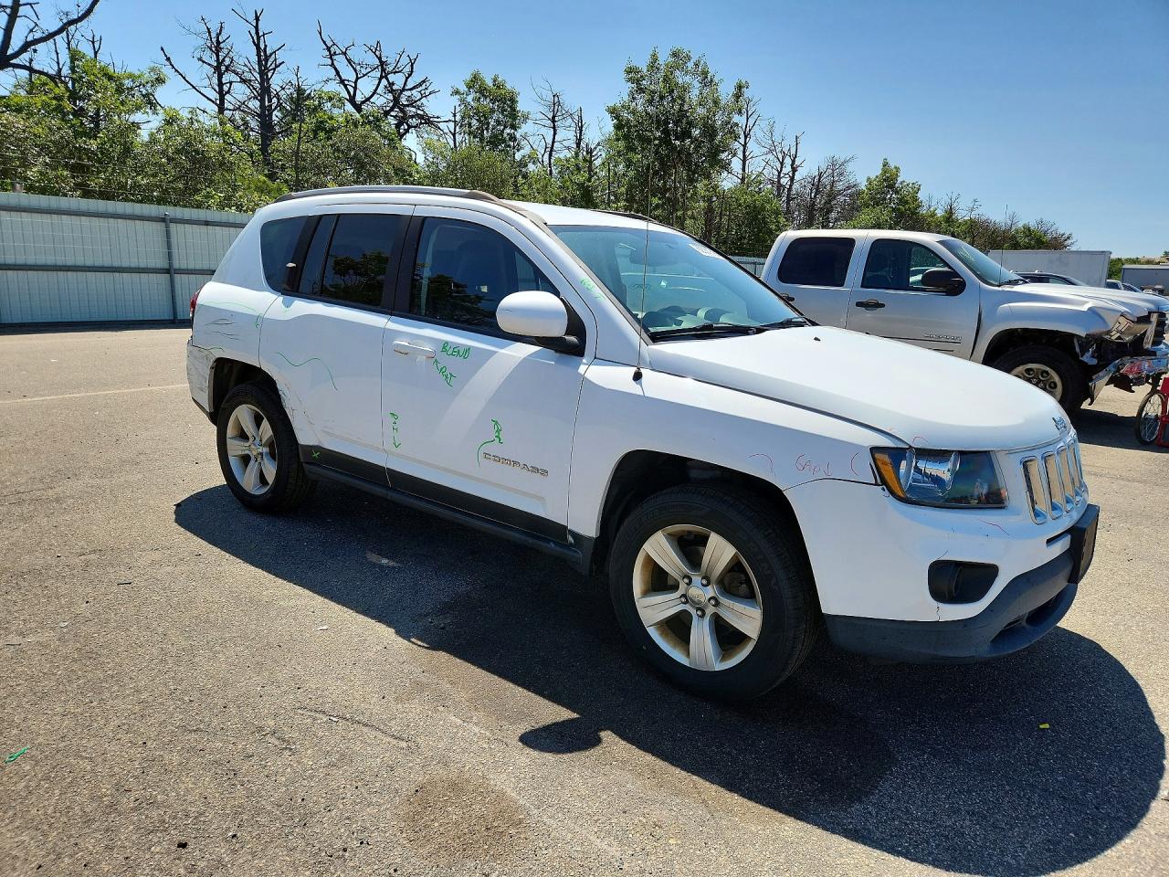 2016 Jeep Compass Latitude White vin: 1C4NJDEB0GD542240