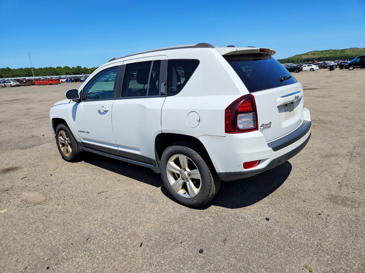 2016 Jeep Compass Latitude White vin: 1C4NJDEB0GD542240