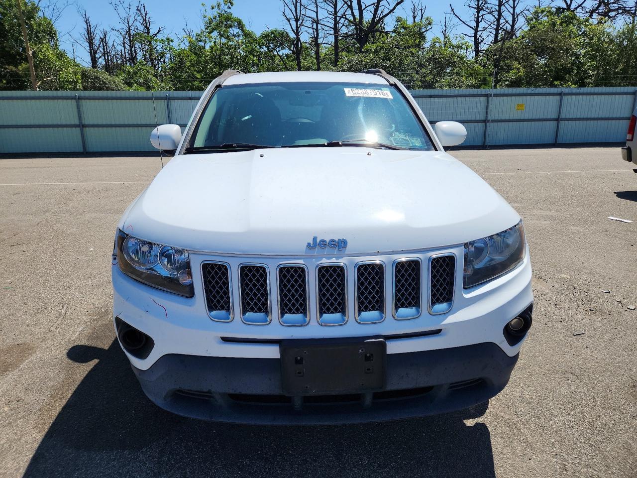 2016 Jeep Compass Latitude White vin: 1C4NJDEB0GD542240