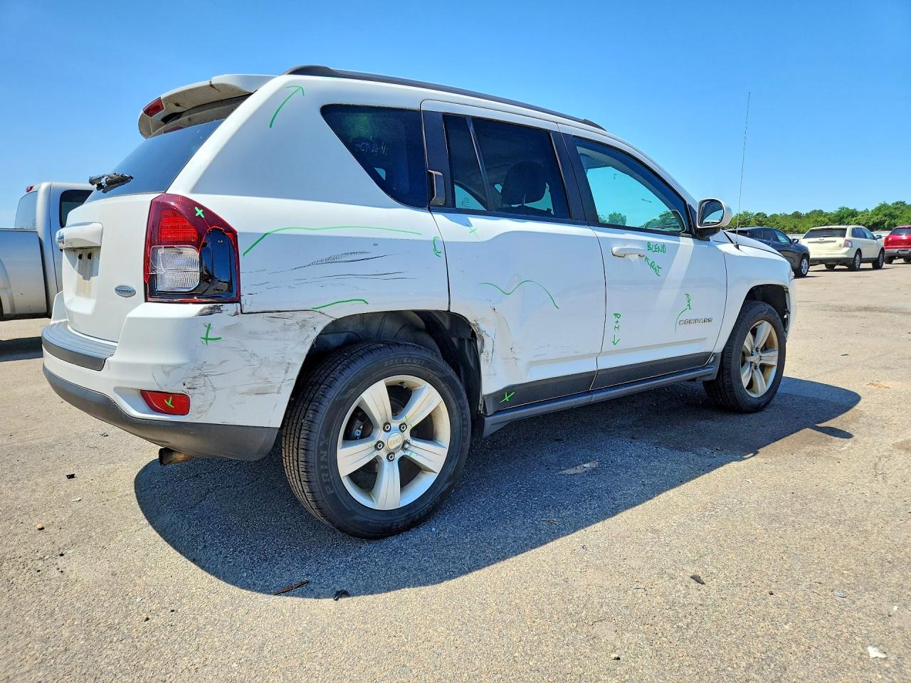 2016 Jeep Compass Latitude White vin: 1C4NJDEB0GD542240