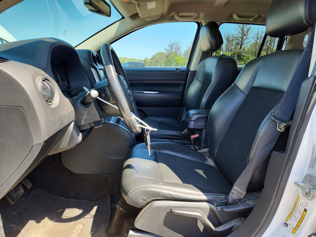 2016 Jeep Compass Latitude White vin: 1C4NJDEB0GD542240