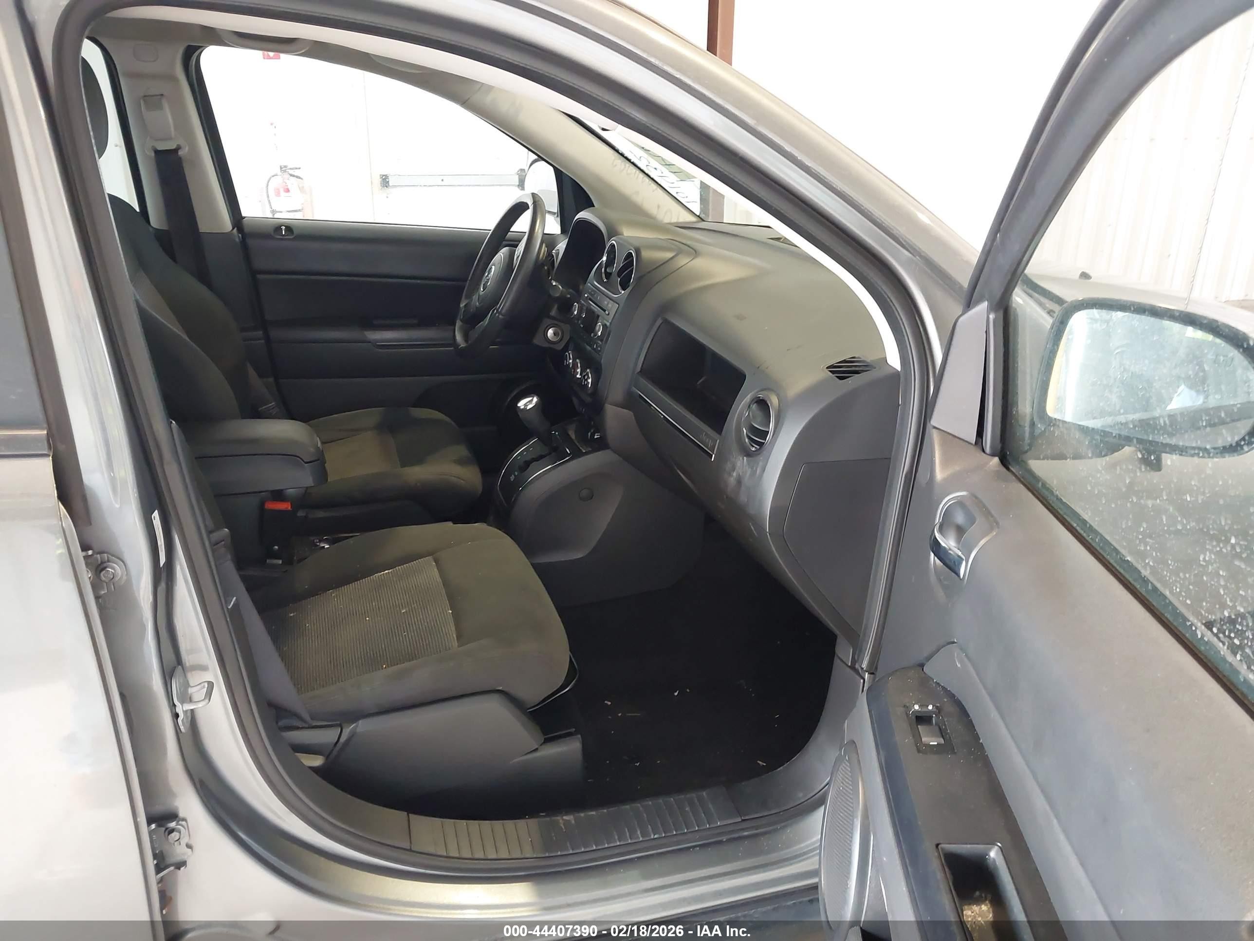 2013 Jeep Compass Latitude Gray vin: 1C4NJDEB2DD101432
