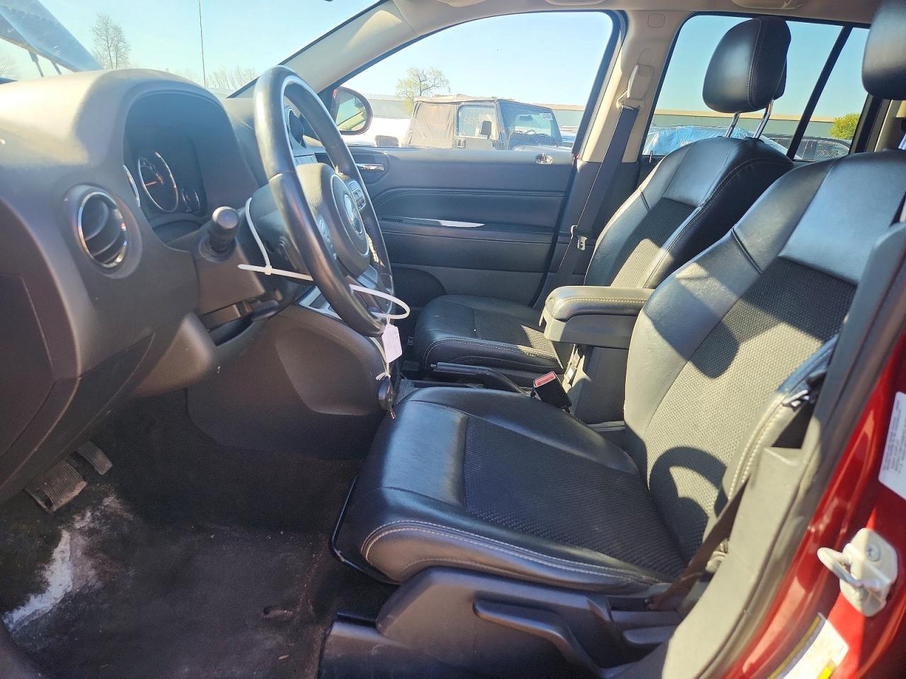 2014 Jeep Compass Latitude Burgundy vin: 1C4NJDEB2ED898282