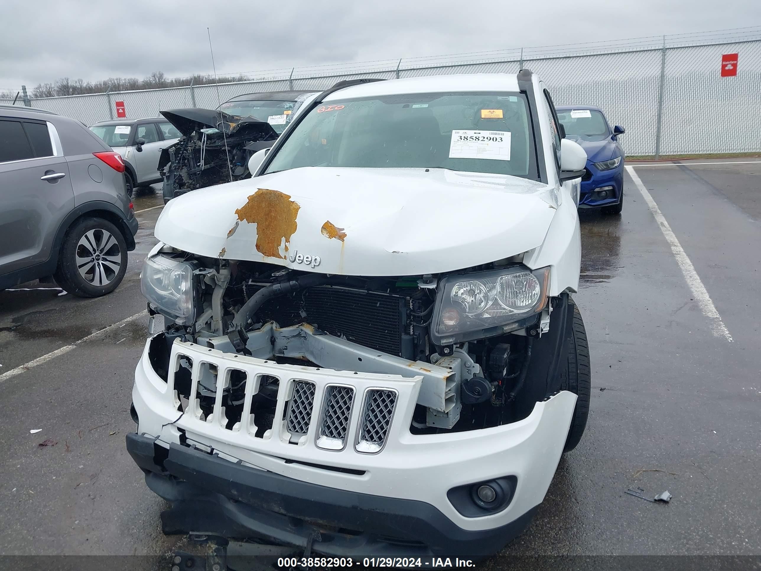2015 Jeep Compass Latitude White vin: 1C4NJDEB2FD393389
