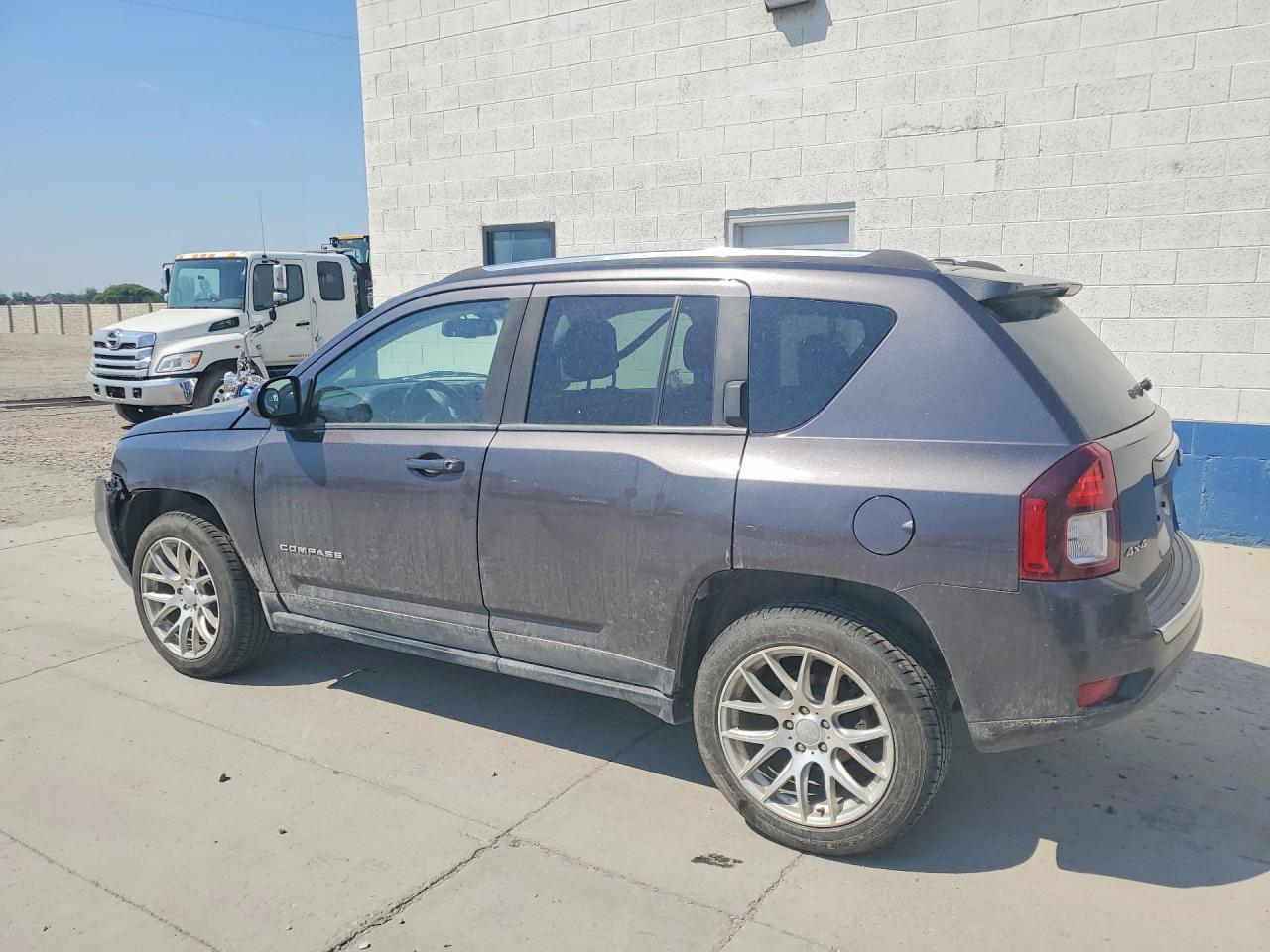 2015 Jeep Compass Latitude Gray vin: 1C4NJDEB2FD427332