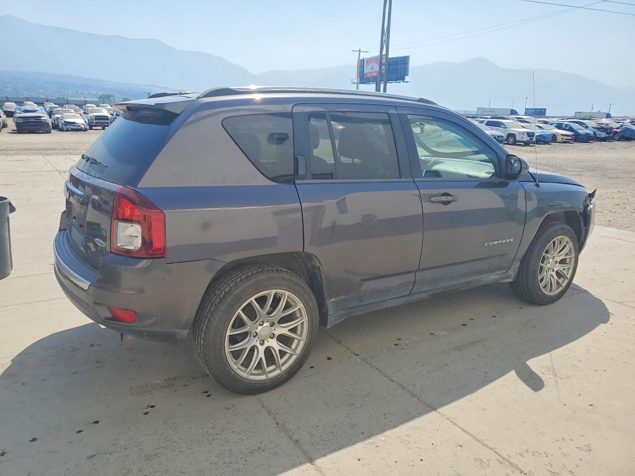 2015 Jeep Compass Latitude Gray vin: 1C4NJDEB2FD427332