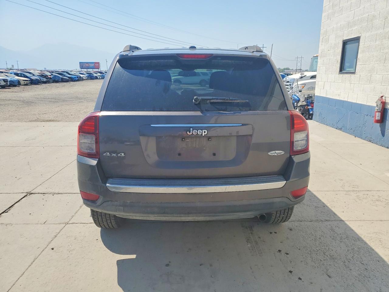 2015 Jeep Compass Latitude Gray vin: 1C4NJDEB2FD427332