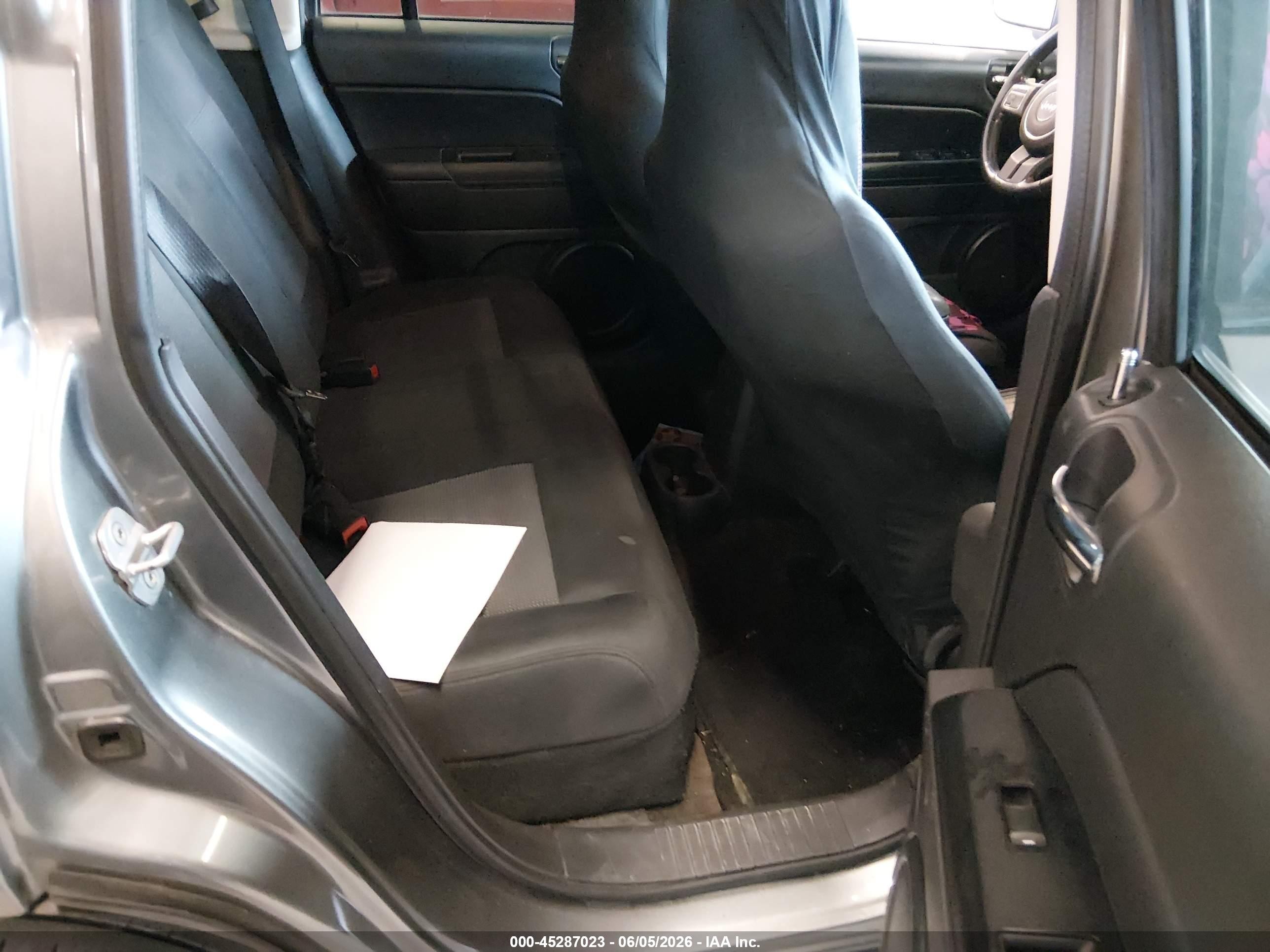 2013 Jeep Compass Latitude Gray vin: 1C4NJDEB3DD227914