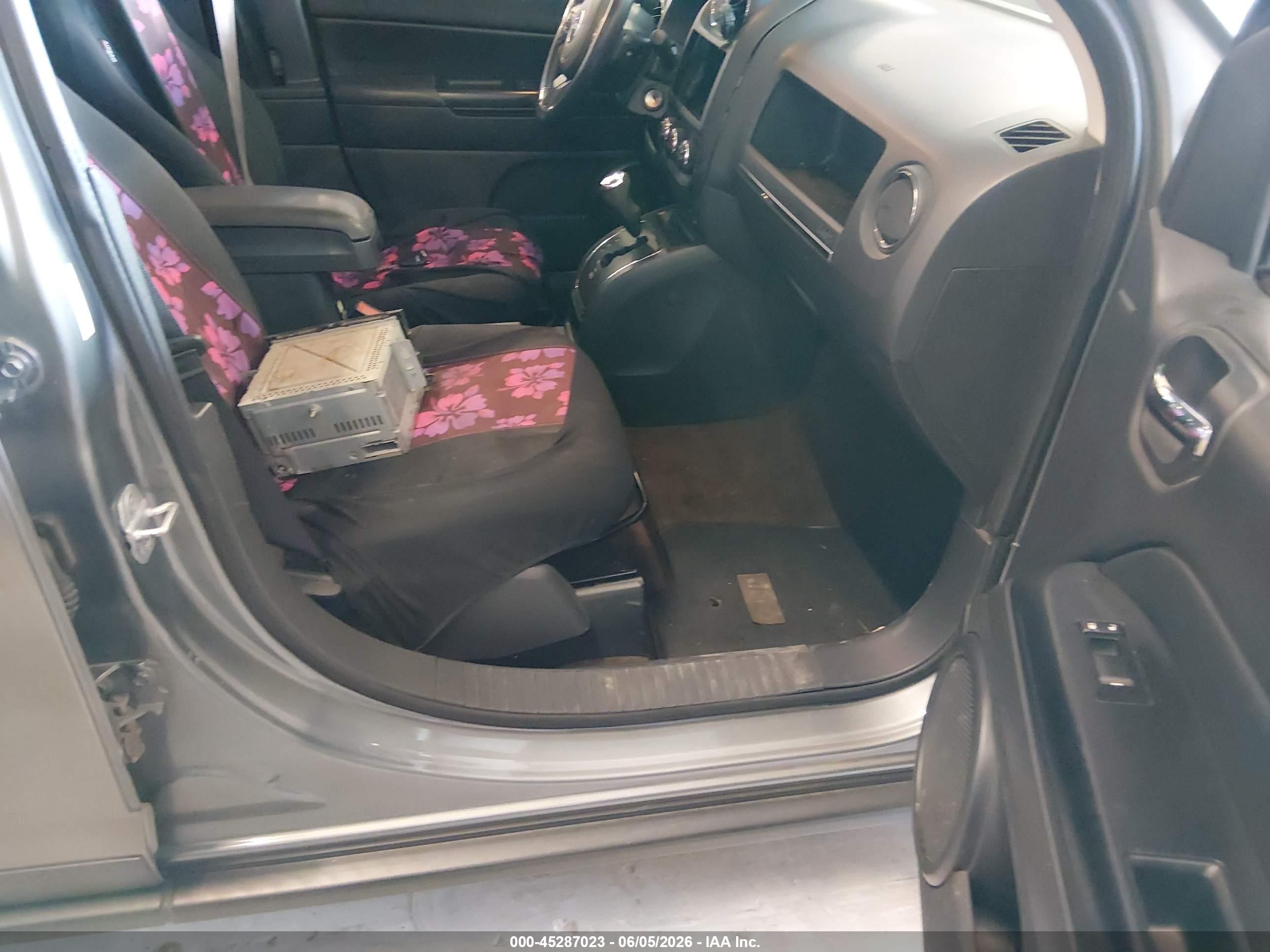2013 Jeep Compass Latitude Gray vin: 1C4NJDEB3DD227914