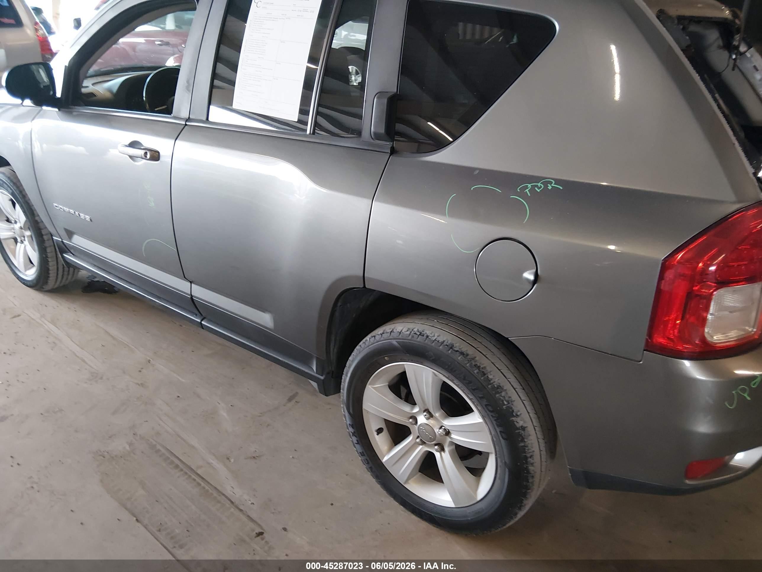 2013 Jeep Compass Latitude Gray vin: 1C4NJDEB3DD227914