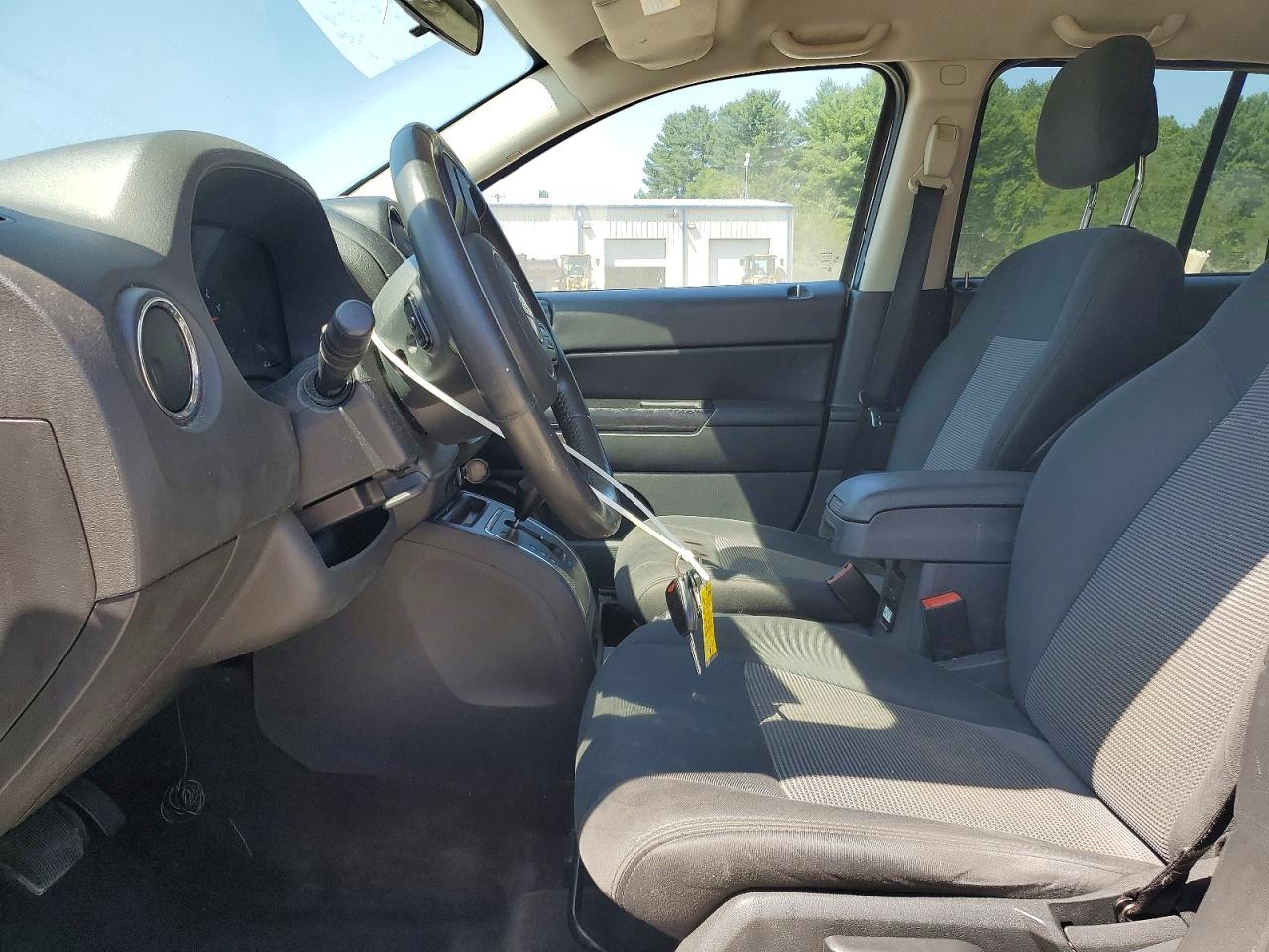 2013 Jeep Compass Latitude White vin: 1C4NJDEB3DD236158