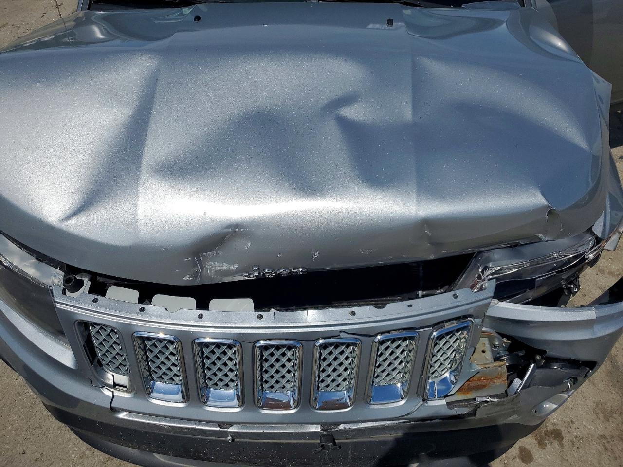 2015 Jeep Compass Latitude Silver vin: 1C4NJDEB3FD162646