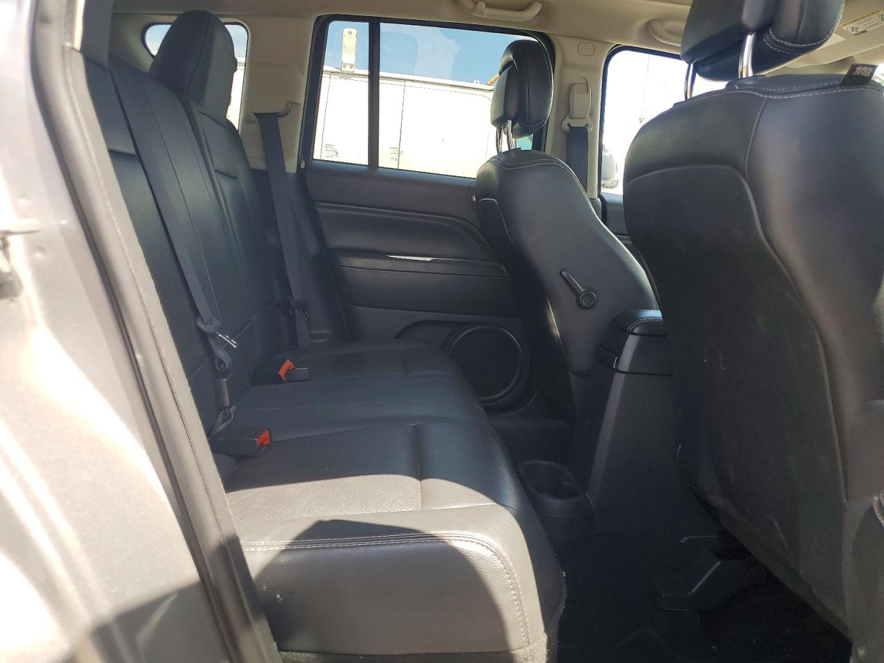2015 Jeep Compass Latitude Silver vin: 1C4NJDEB3FD162646