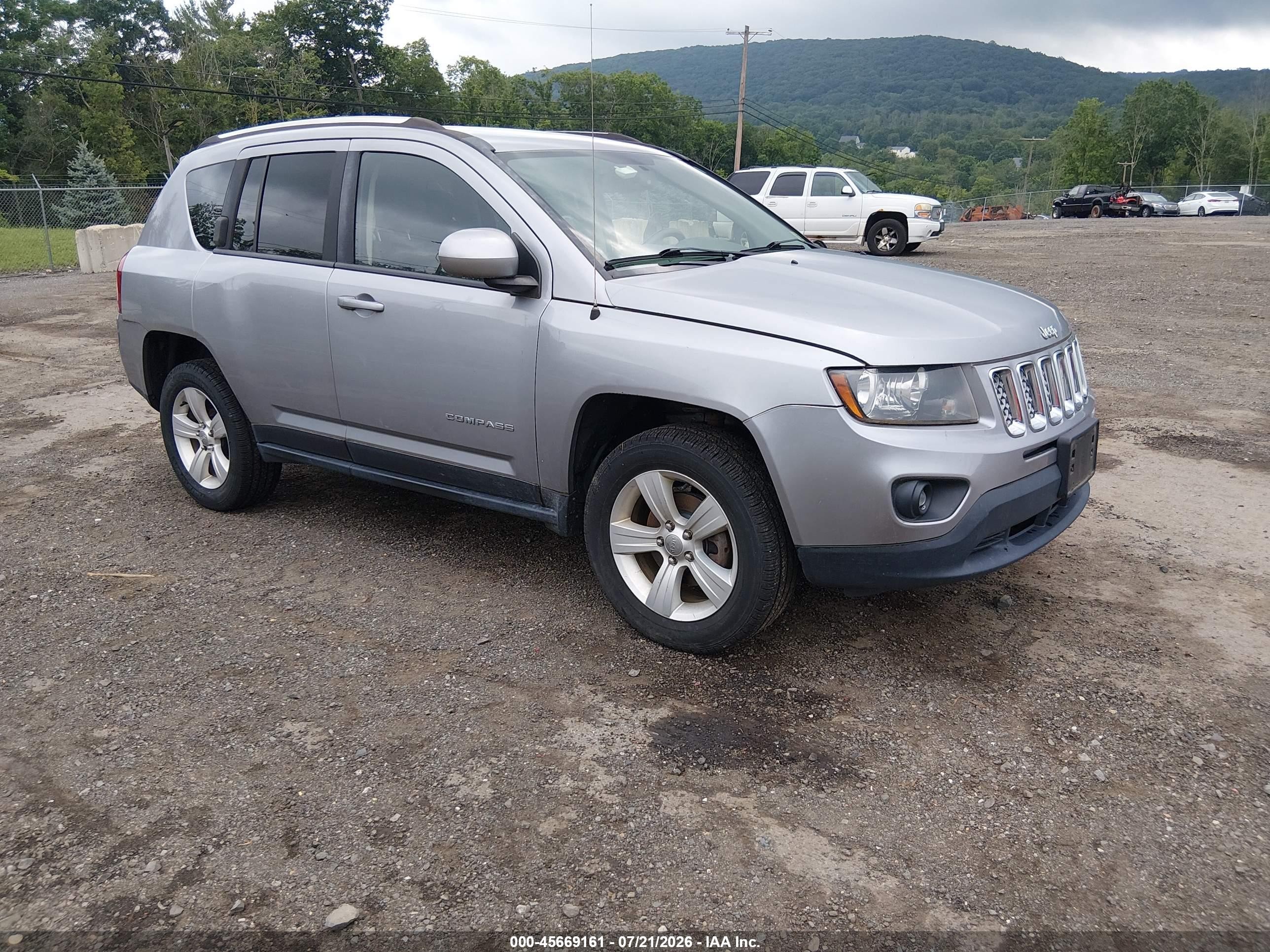2015 Jeep Compass Latitude Silver vin: 1C4NJDEB3FD177356