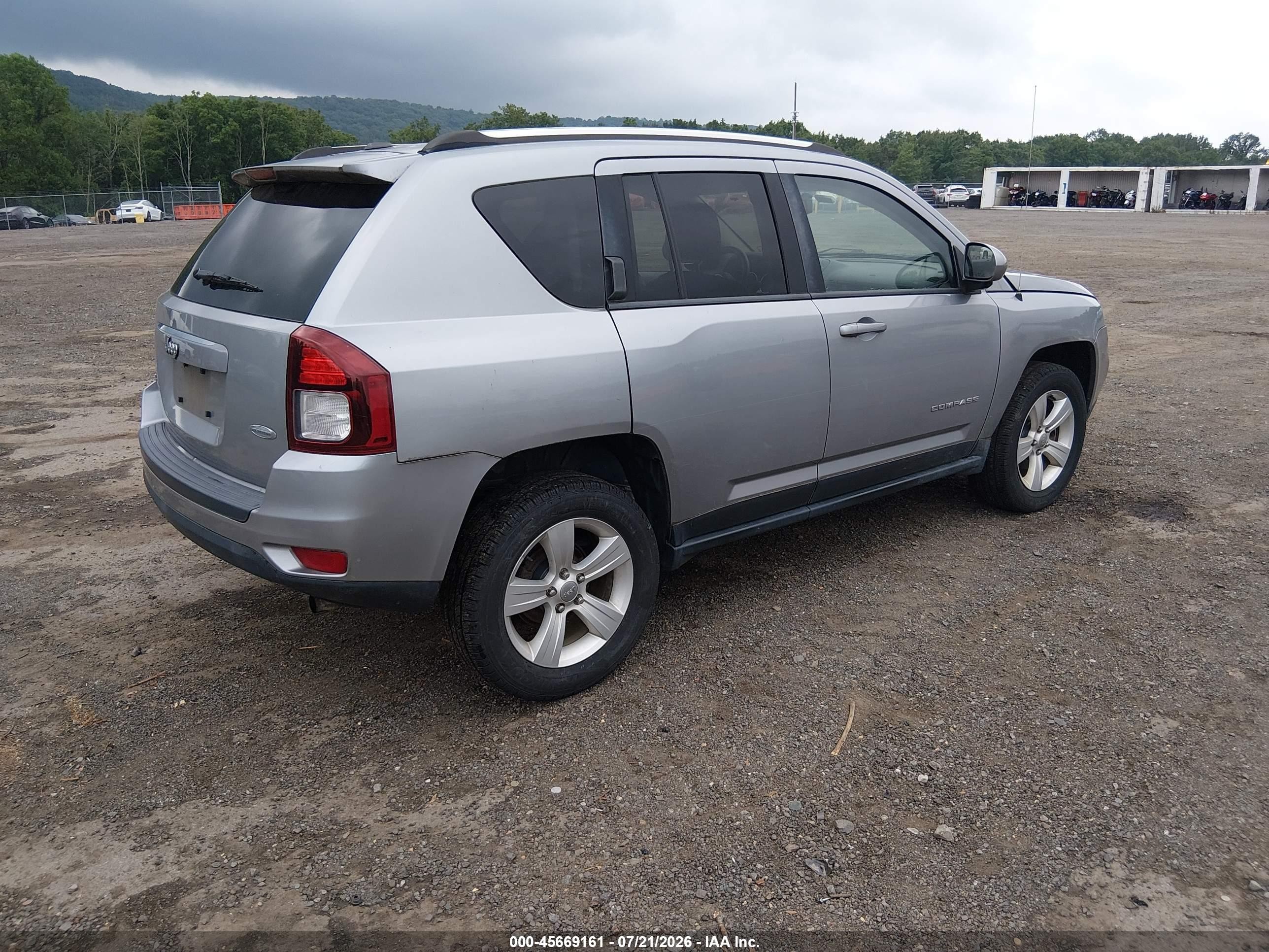 2015 Jeep Compass Latitude Silver vin: 1C4NJDEB3FD177356