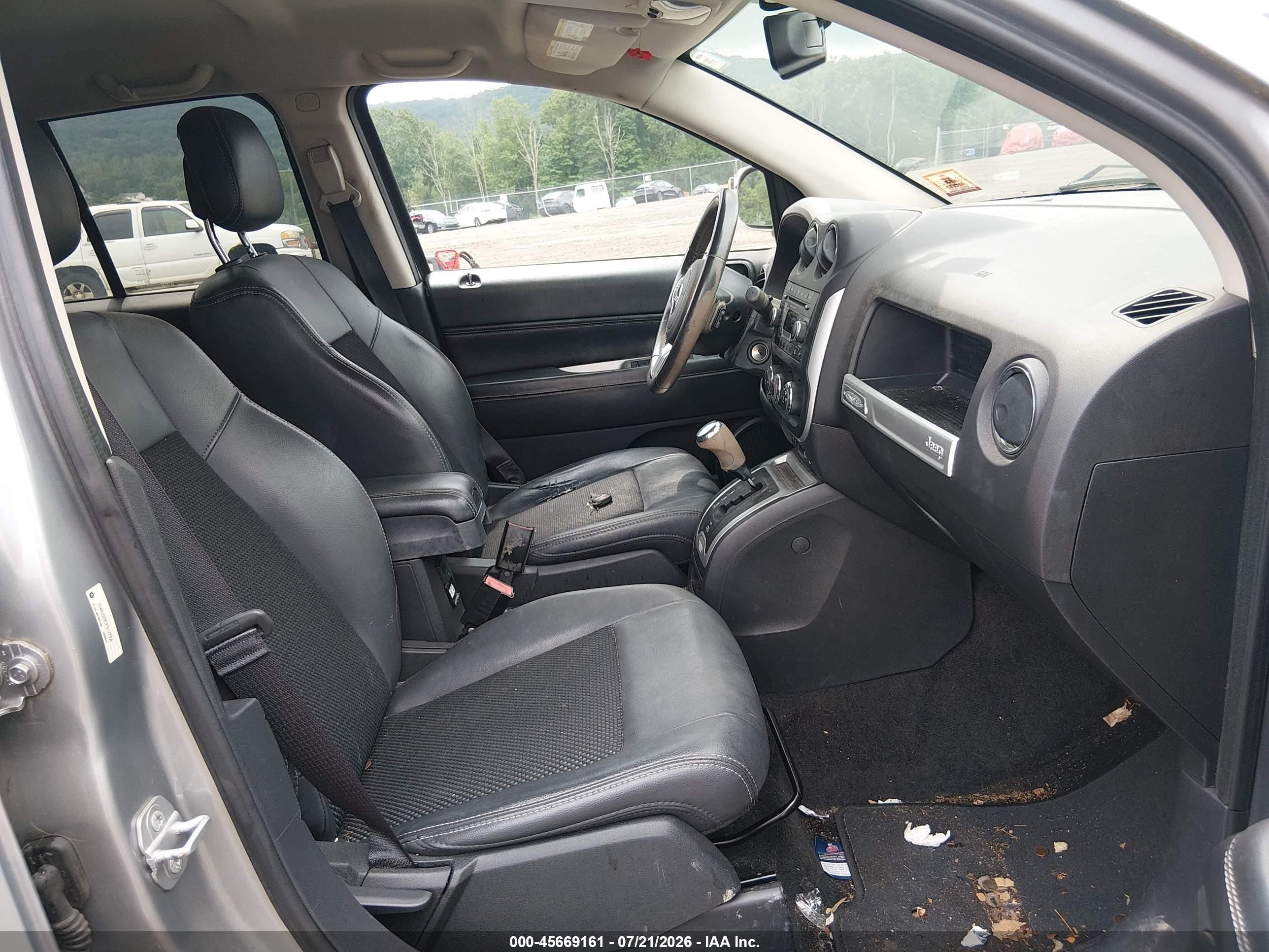 2015 Jeep Compass Latitude Silver vin: 1C4NJDEB3FD177356
