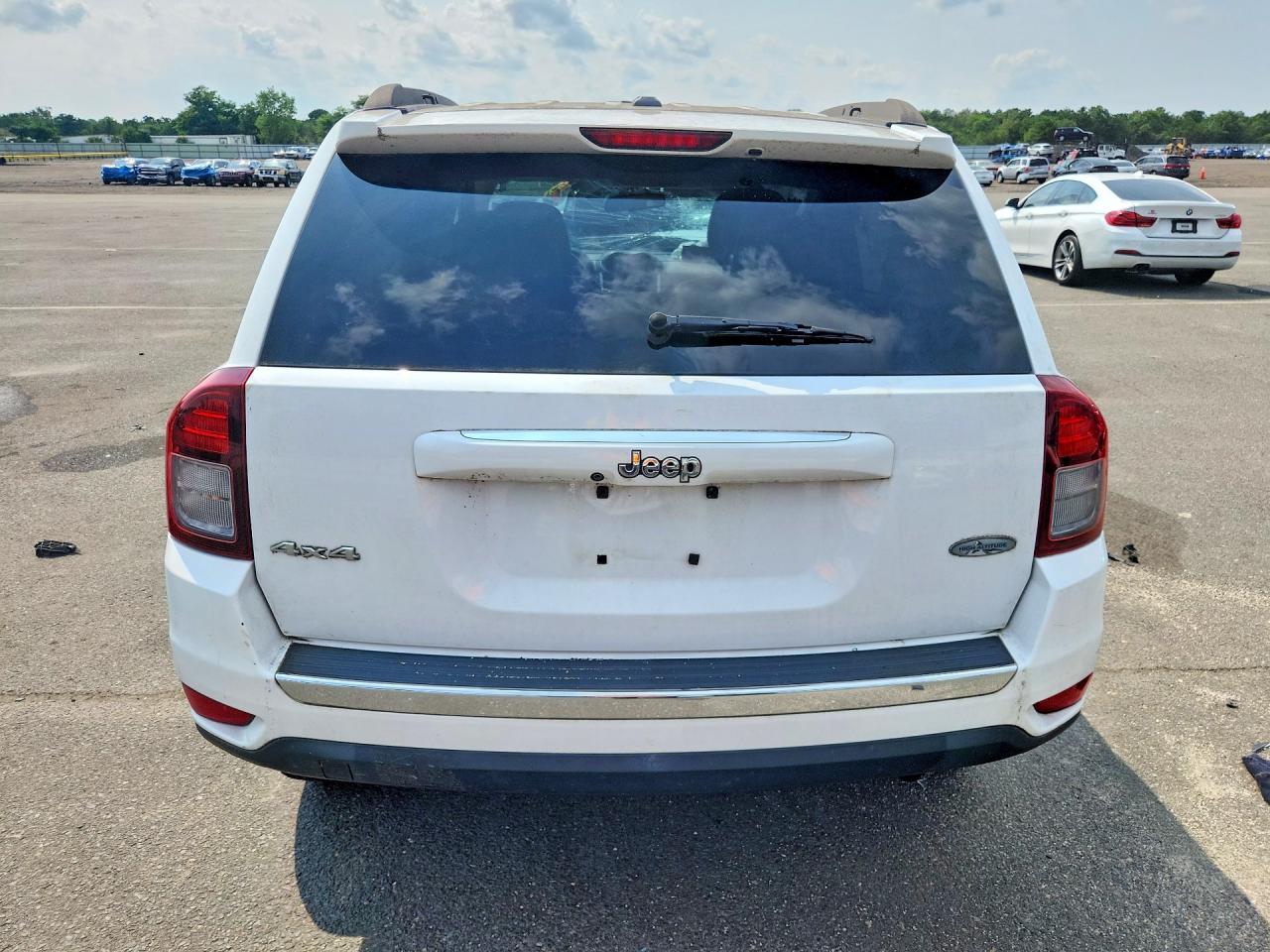 2015 Jeep Compass Latitude White vin: 1C4NJDEB3FD290725