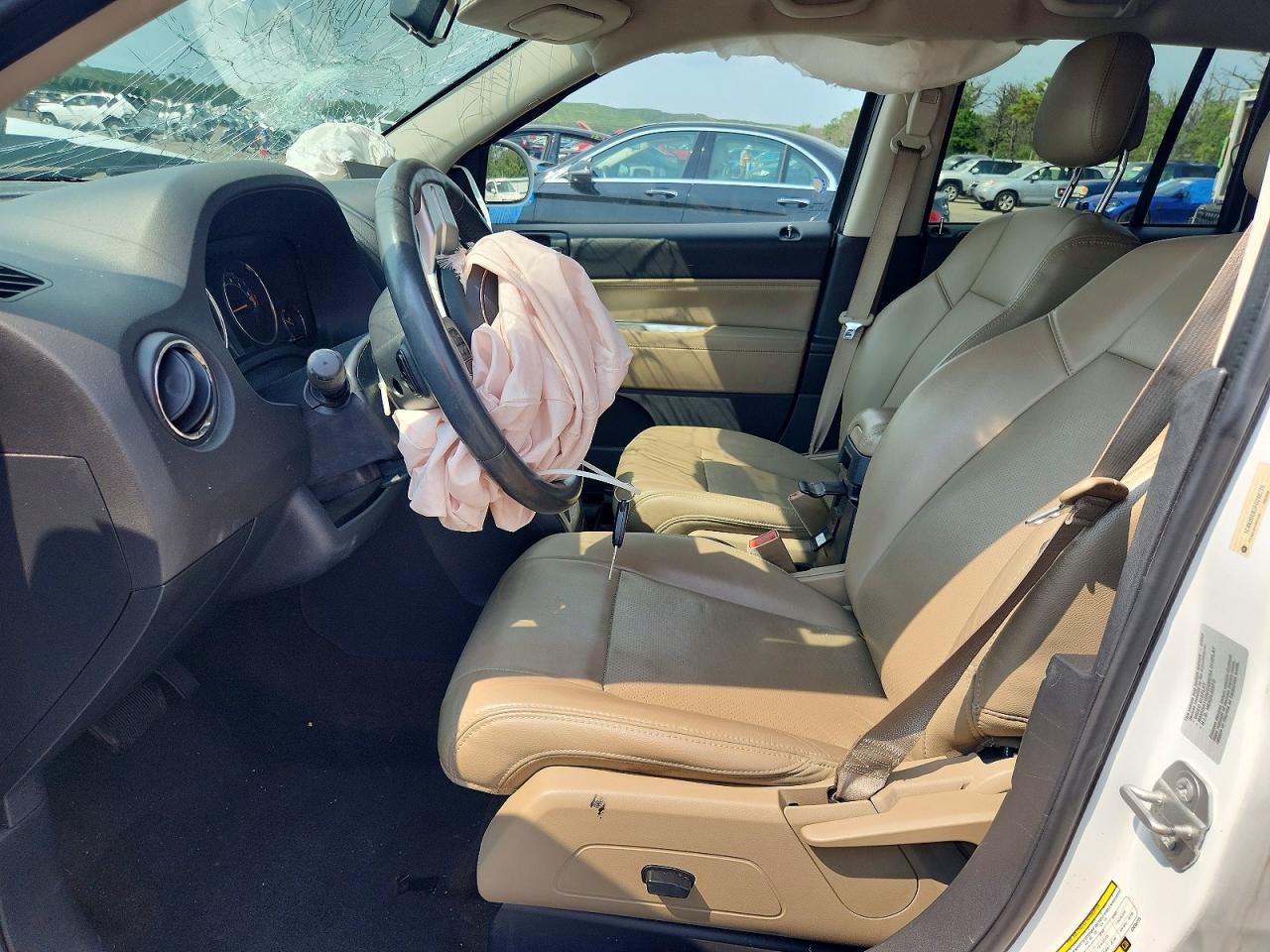 2015 Jeep Compass Latitude White vin: 1C4NJDEB3FD290725