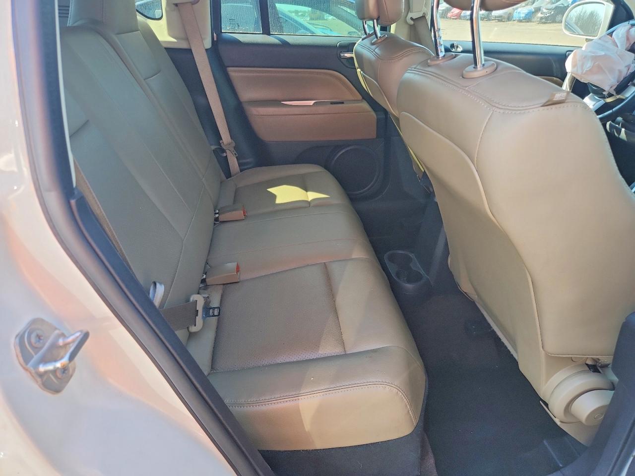 2015 Jeep Compass Latitude White vin: 1C4NJDEB3FD290725