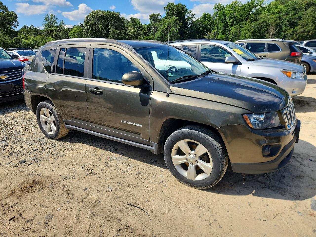2015 Jeep Compass Latitude Green vin: 1C4NJDEB3FD333394