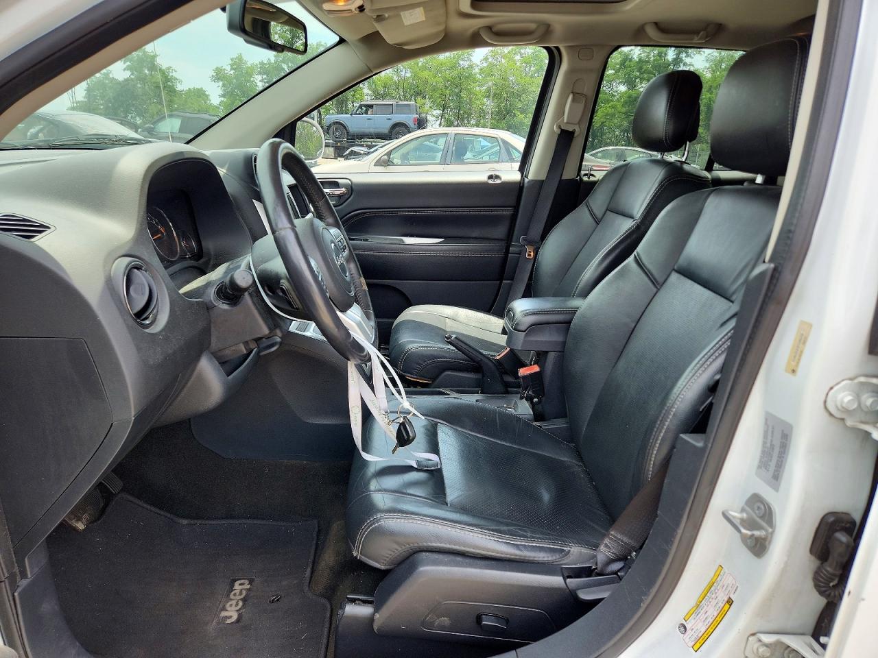 2015 Jeep Compass Latitude White vin: 1C4NJDEB3FD396334