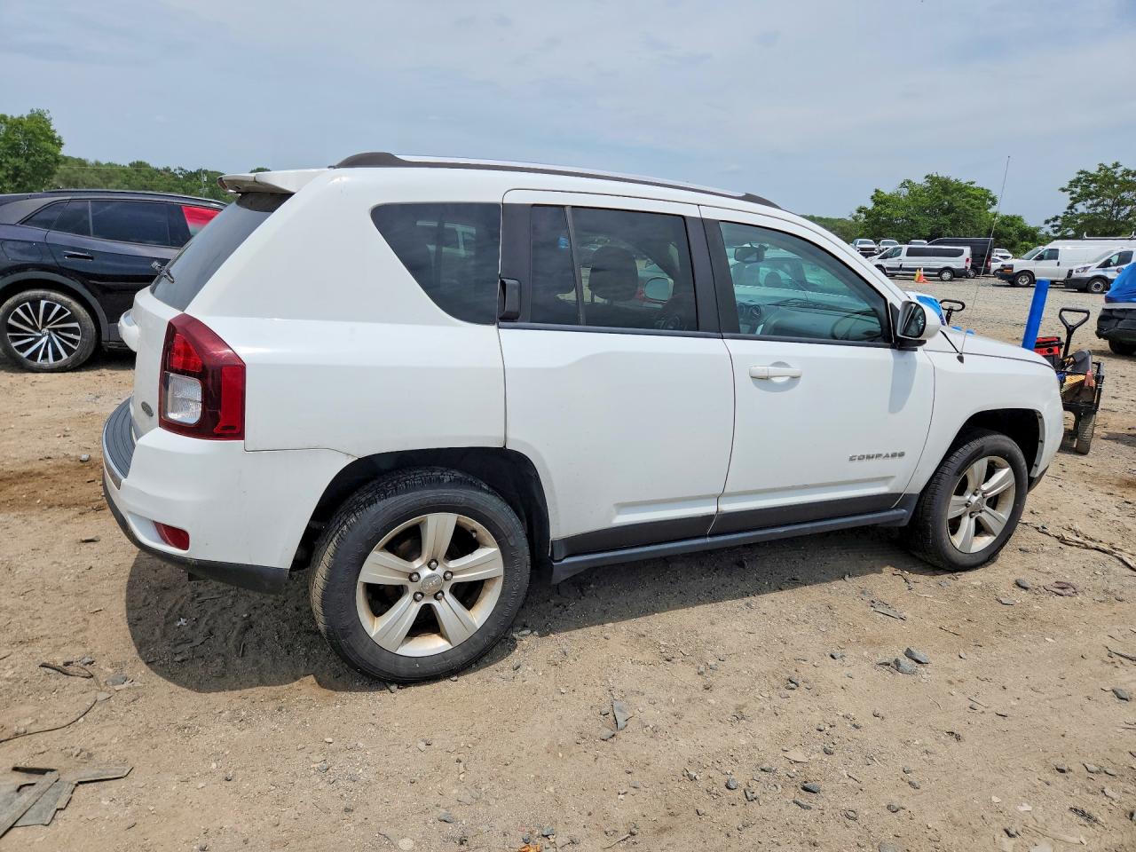 2015 Jeep Compass Latitude White vin: 1C4NJDEB3FD396334