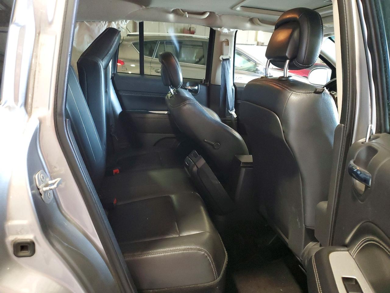 2015 Jeep Compass Latitude Silver vin: 1C4NJDEB4FD120678
