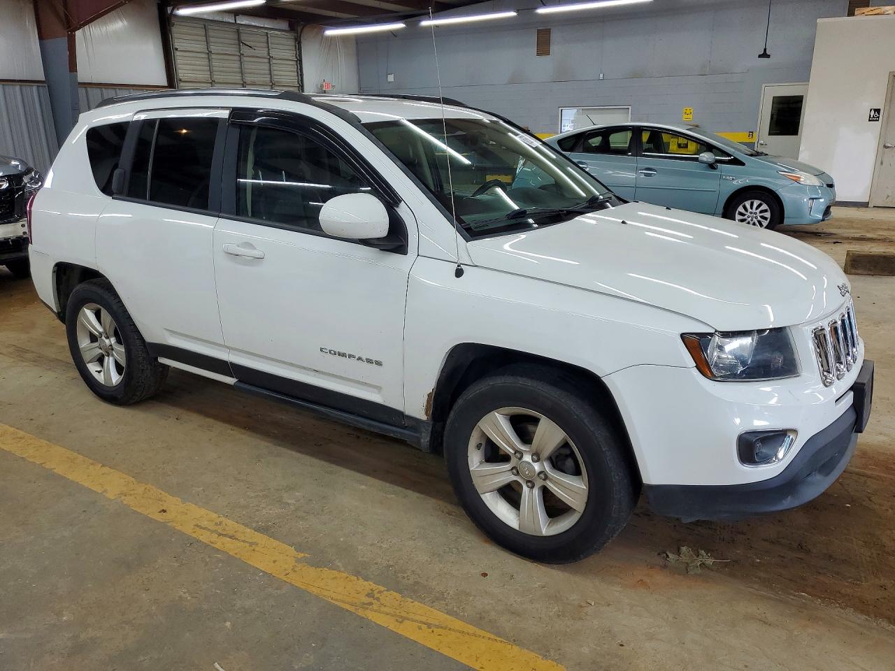 2015 Jeep Compass Latitude White vin: 1C4NJDEB4FD245017