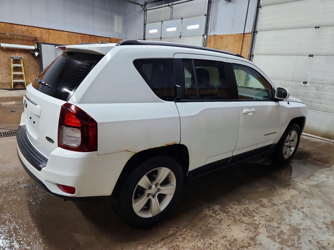 2015 Jeep Compass Latitude White vin: 1C4NJDEB4FD272167