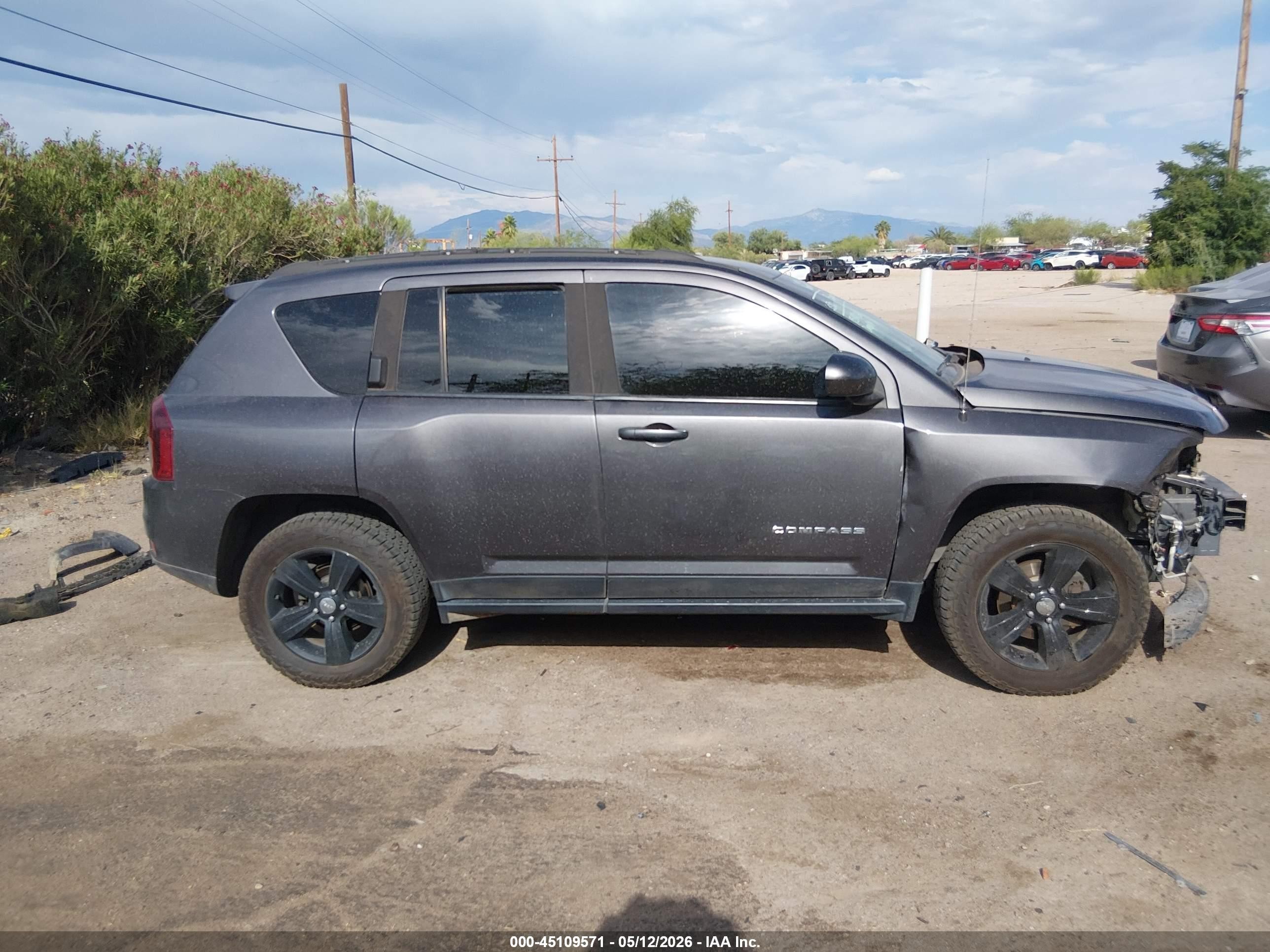 2016 Jeep Compass Latitude Gray vin: 1C4NJDEB4GD585771