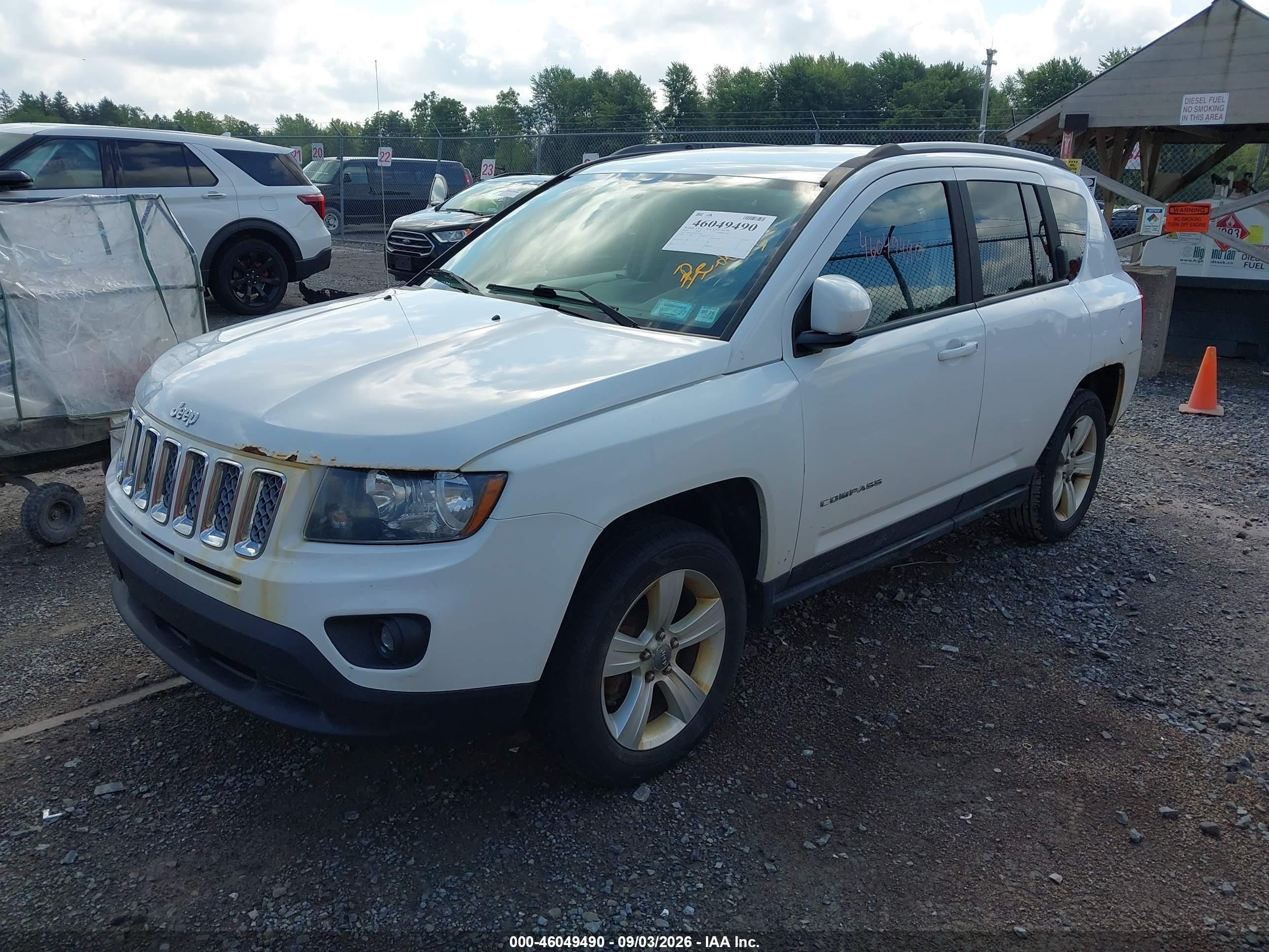 2016 Jeep Compass Latitude White vin: 1C4NJDEB4GD712941